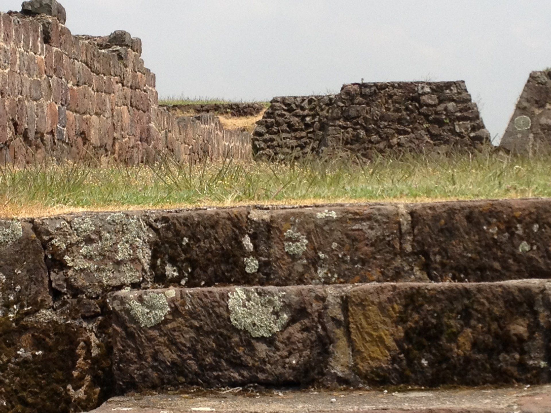 Eine Steinmauer mit Stufen, die hinaufführen