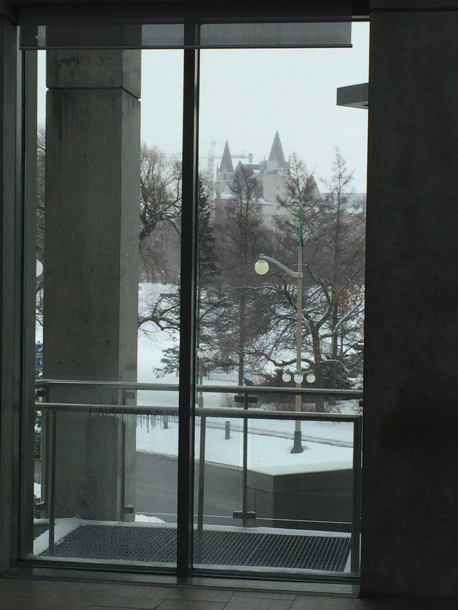 Eine Glasschiebetür mit Blick auf einen verschneiten Park