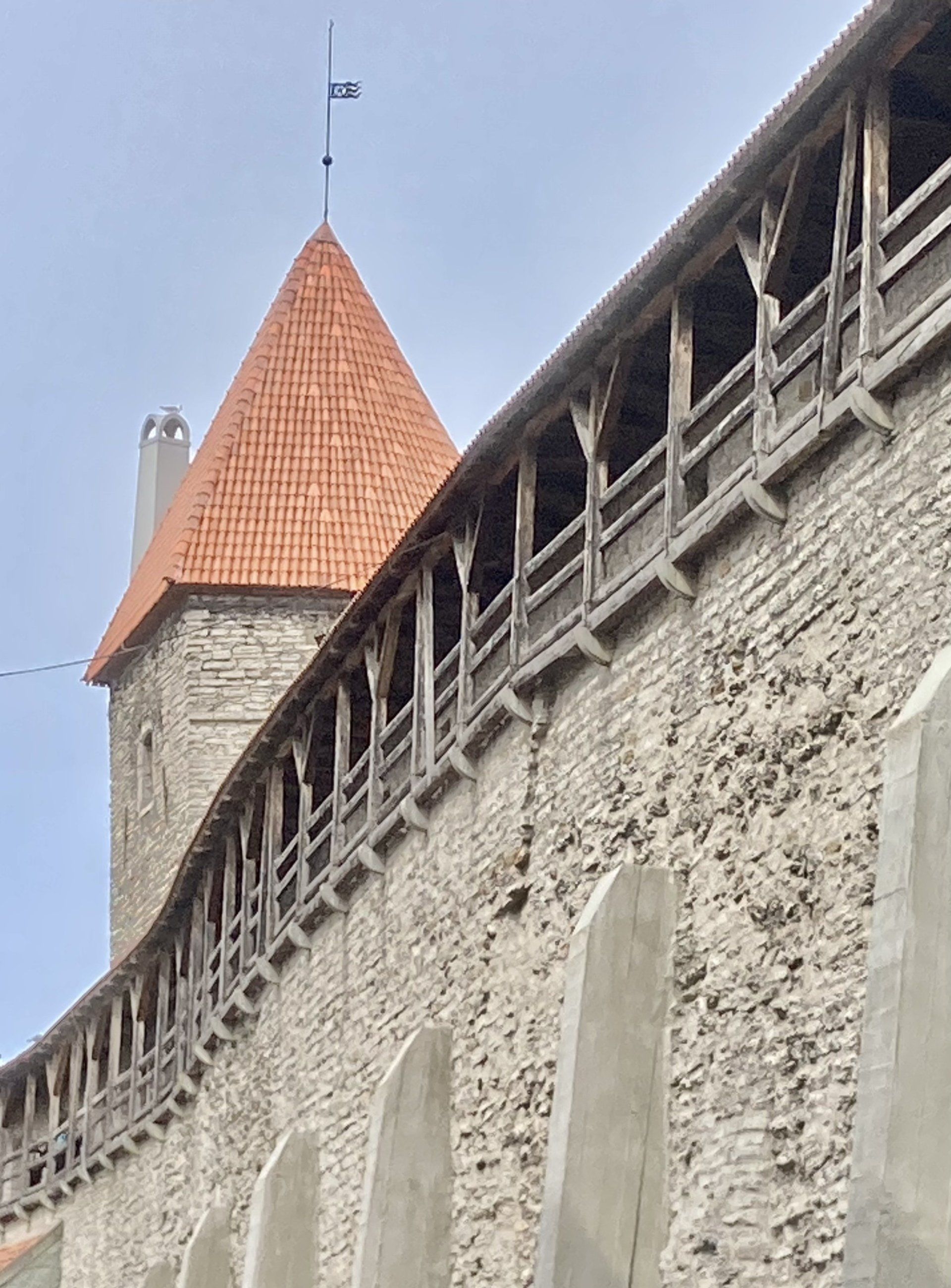 Eine Steinmauer mit einem Turm darauf.