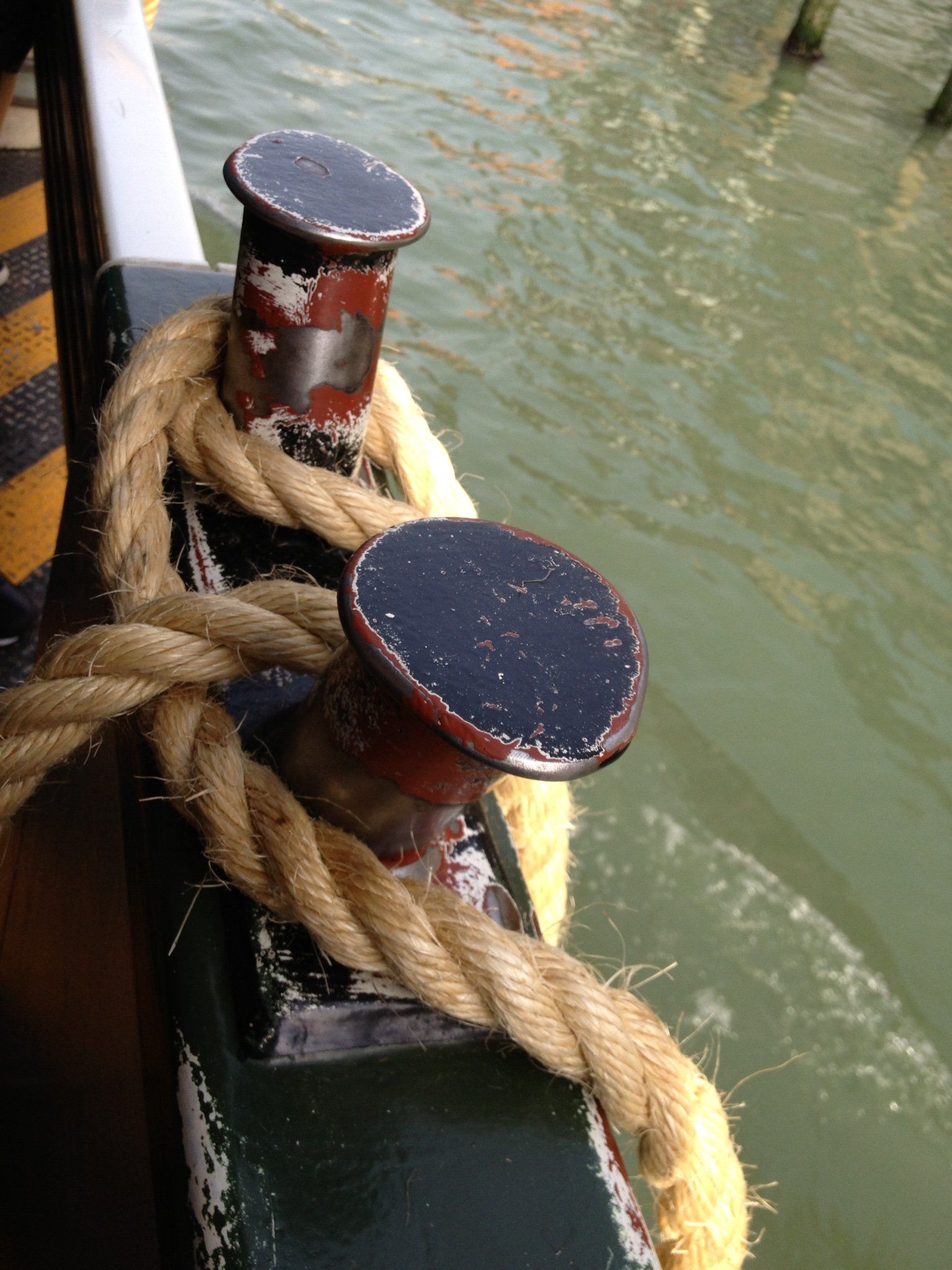 An einer Stange auf einem Boot sind zwei Seile befestigt.