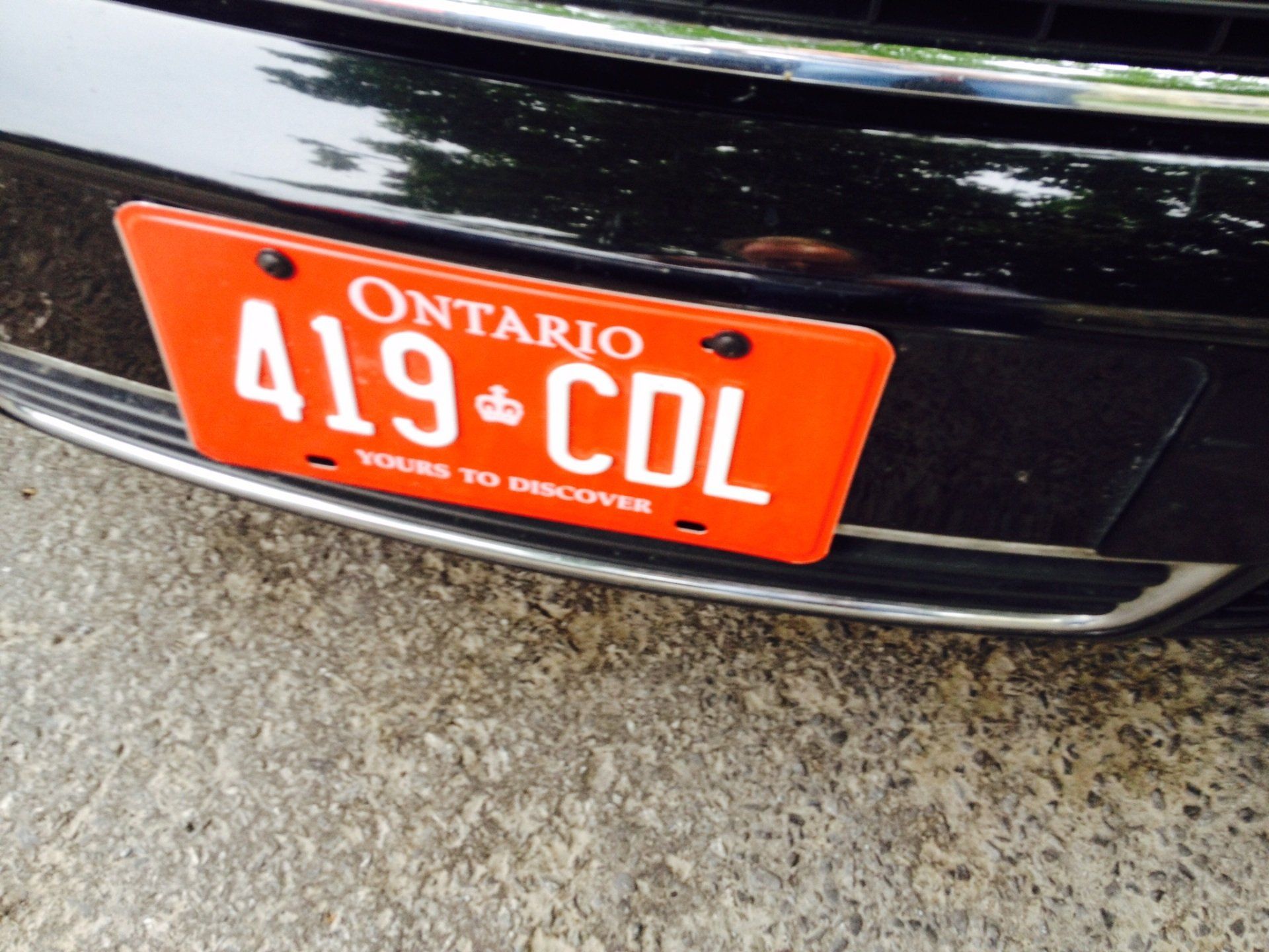 Ein schwarzes Auto mit einem roten Ontario-Nummernschild