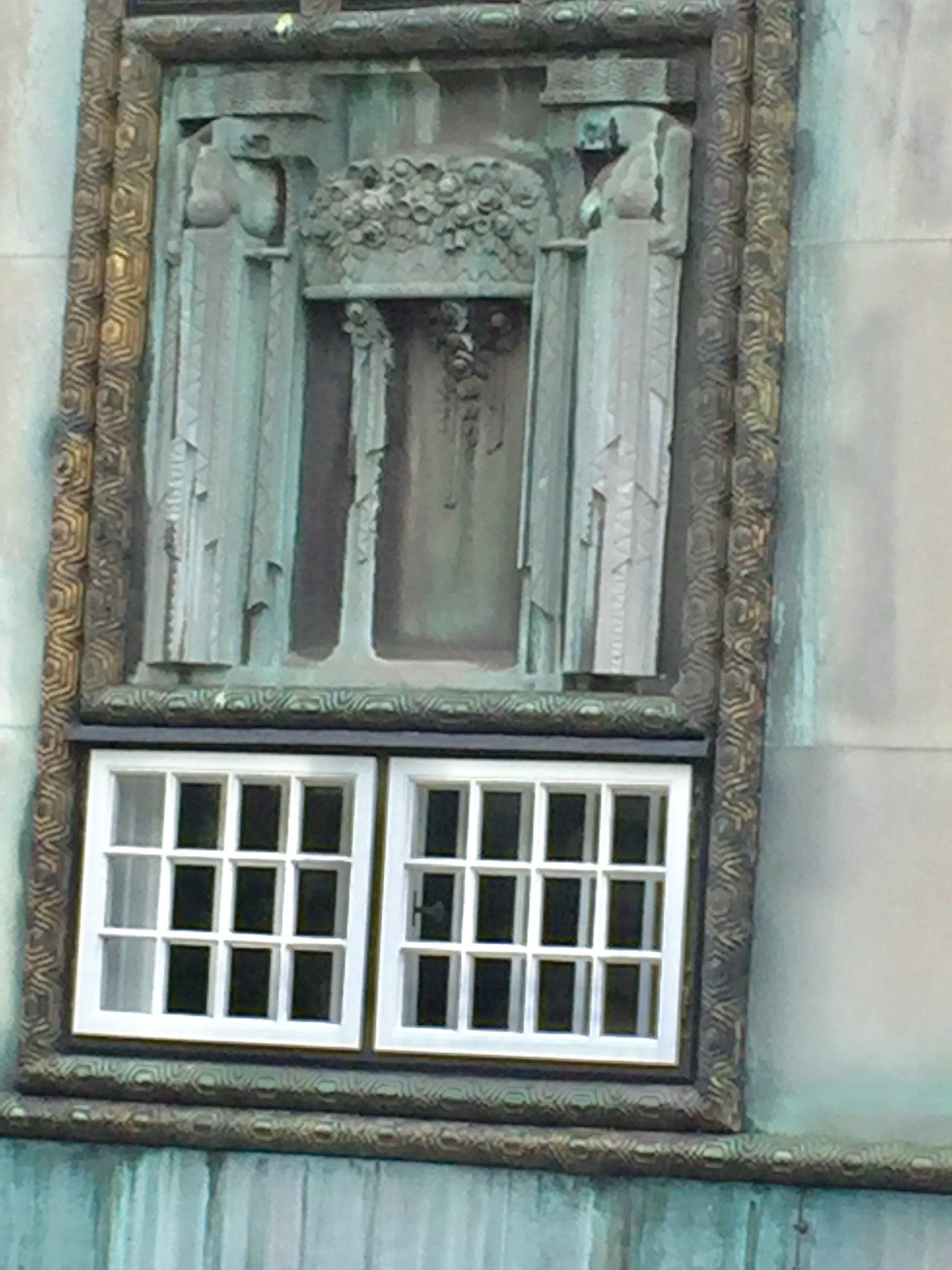 Ein Fenster mit einer Statue darauf