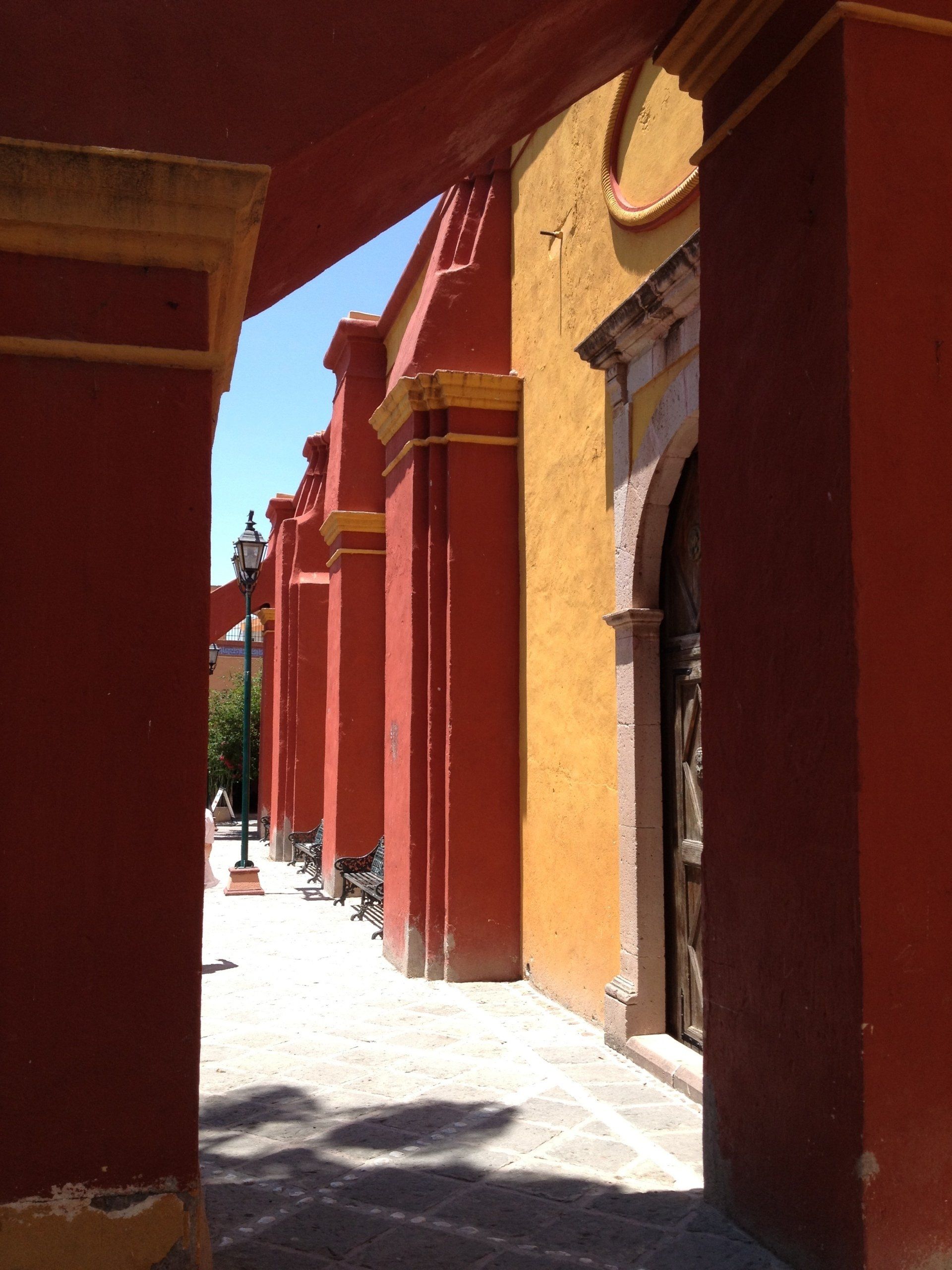 Eine Reihe roter und gelber Säulen entlang eines Bürgersteigs