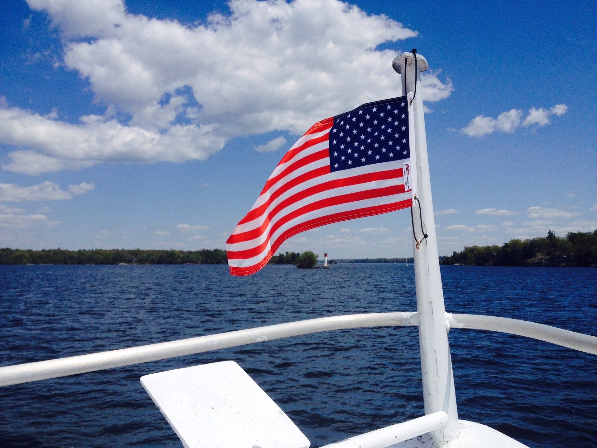 Eine amerikanische Flagge weht über einem Gewässer