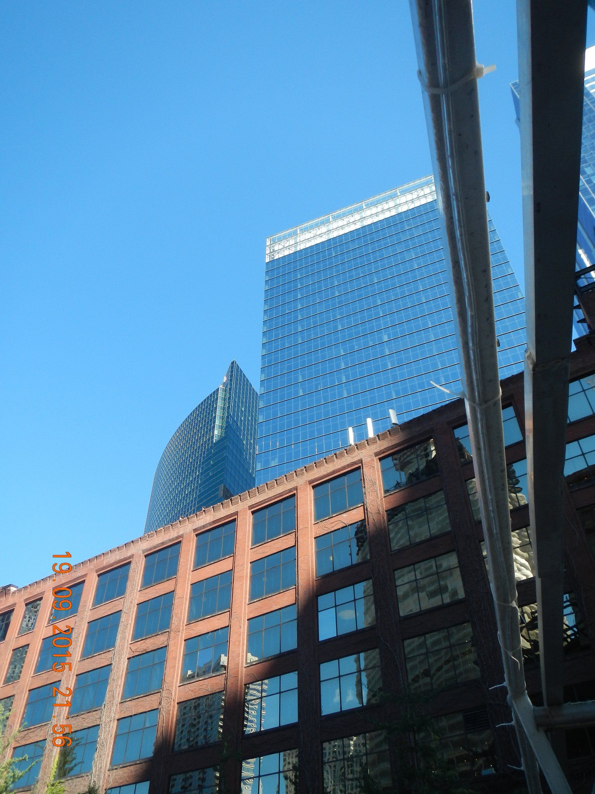 Ein großes Gebäude mit einem Schild obenauf, auf dem First National Bank steht