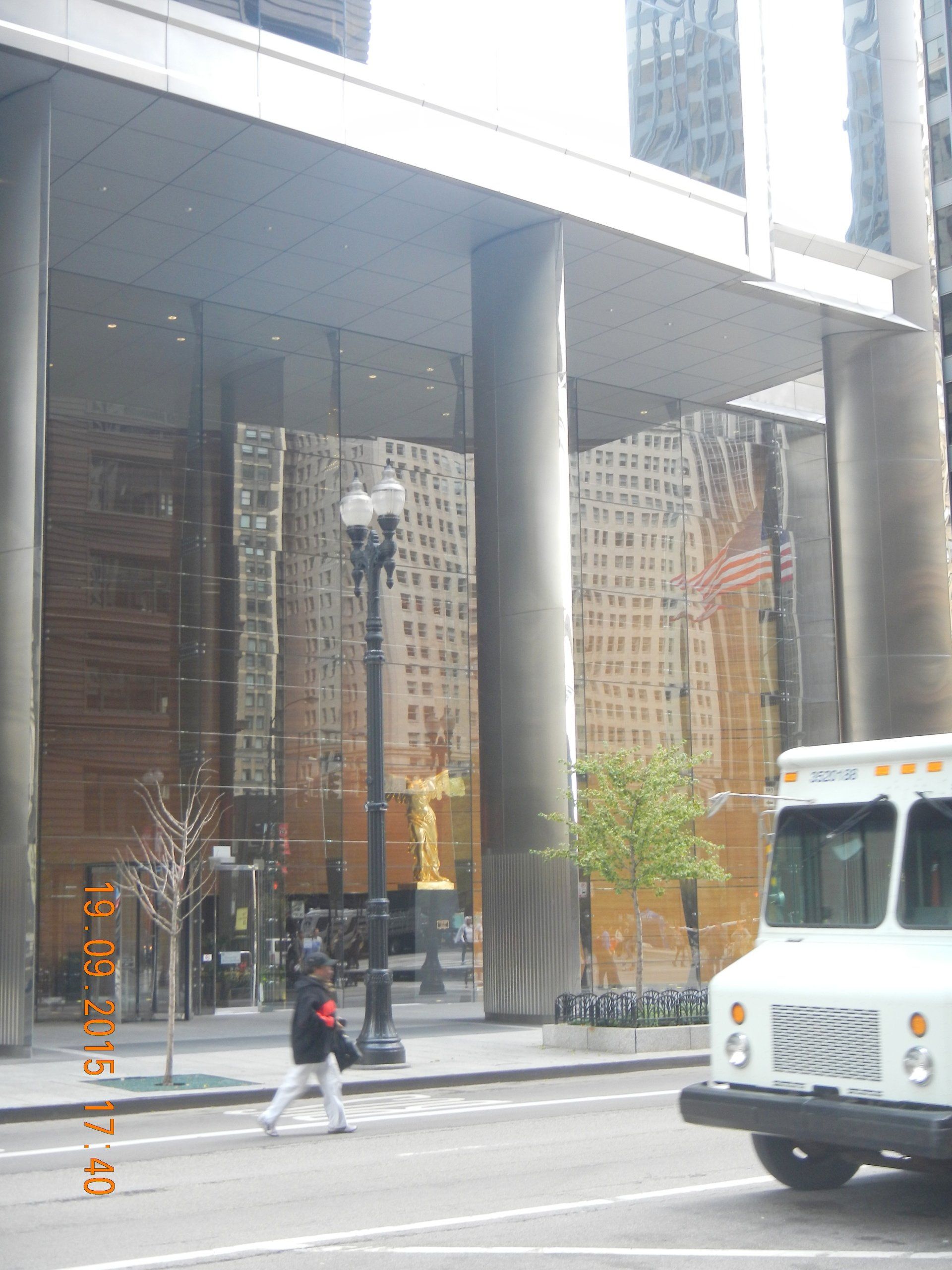 Ein weißer Lastwagen steht vor einem Gebäude