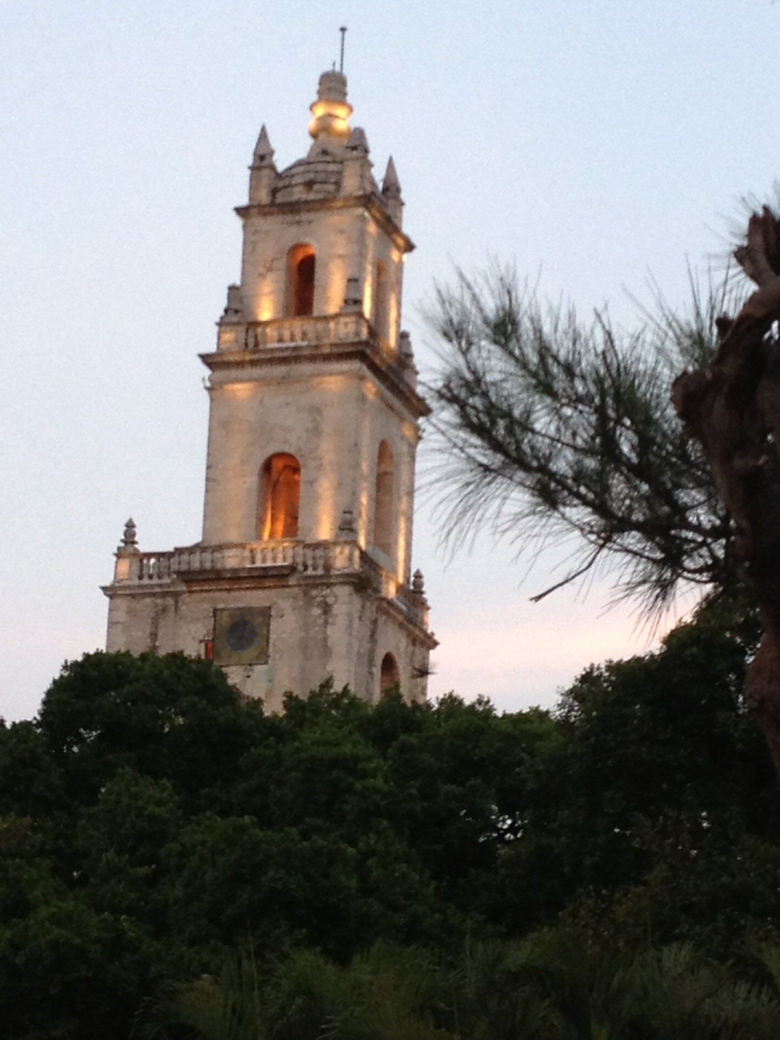 Ein sehr hohes Gebäude mit einer Uhr darauf