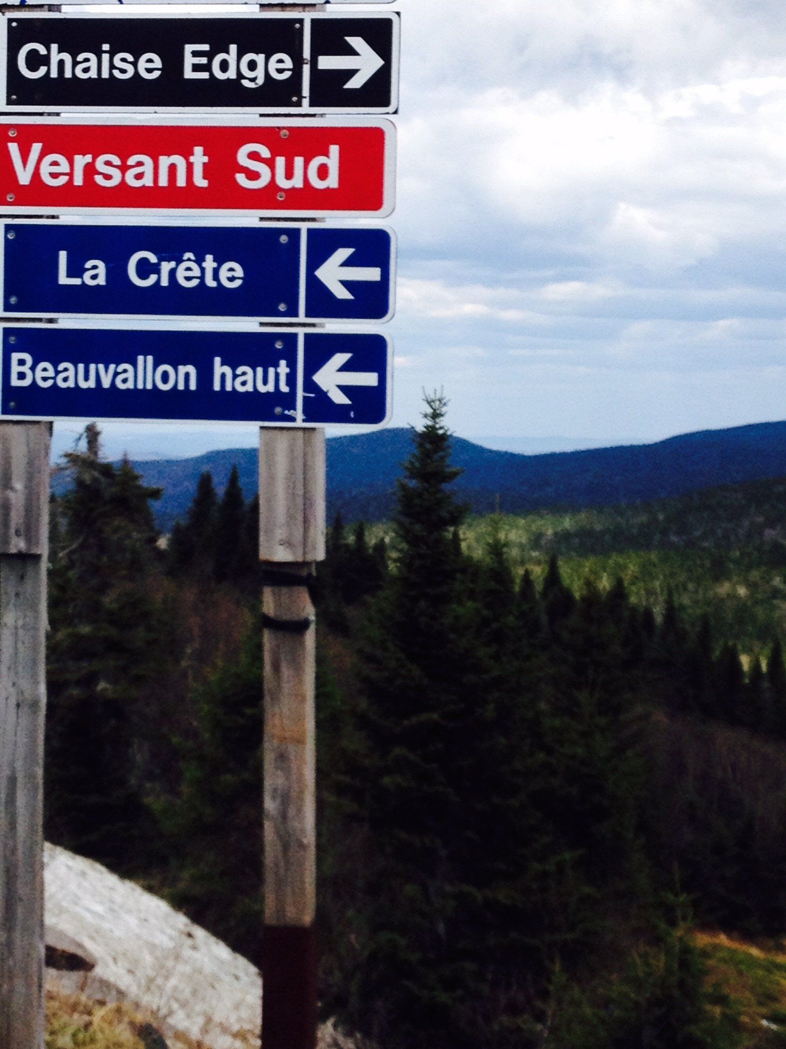 Eine Reihe von Schildern, die auf Chaise Edge Versant Sud La Crete und Beauvallon Haut hinweisen