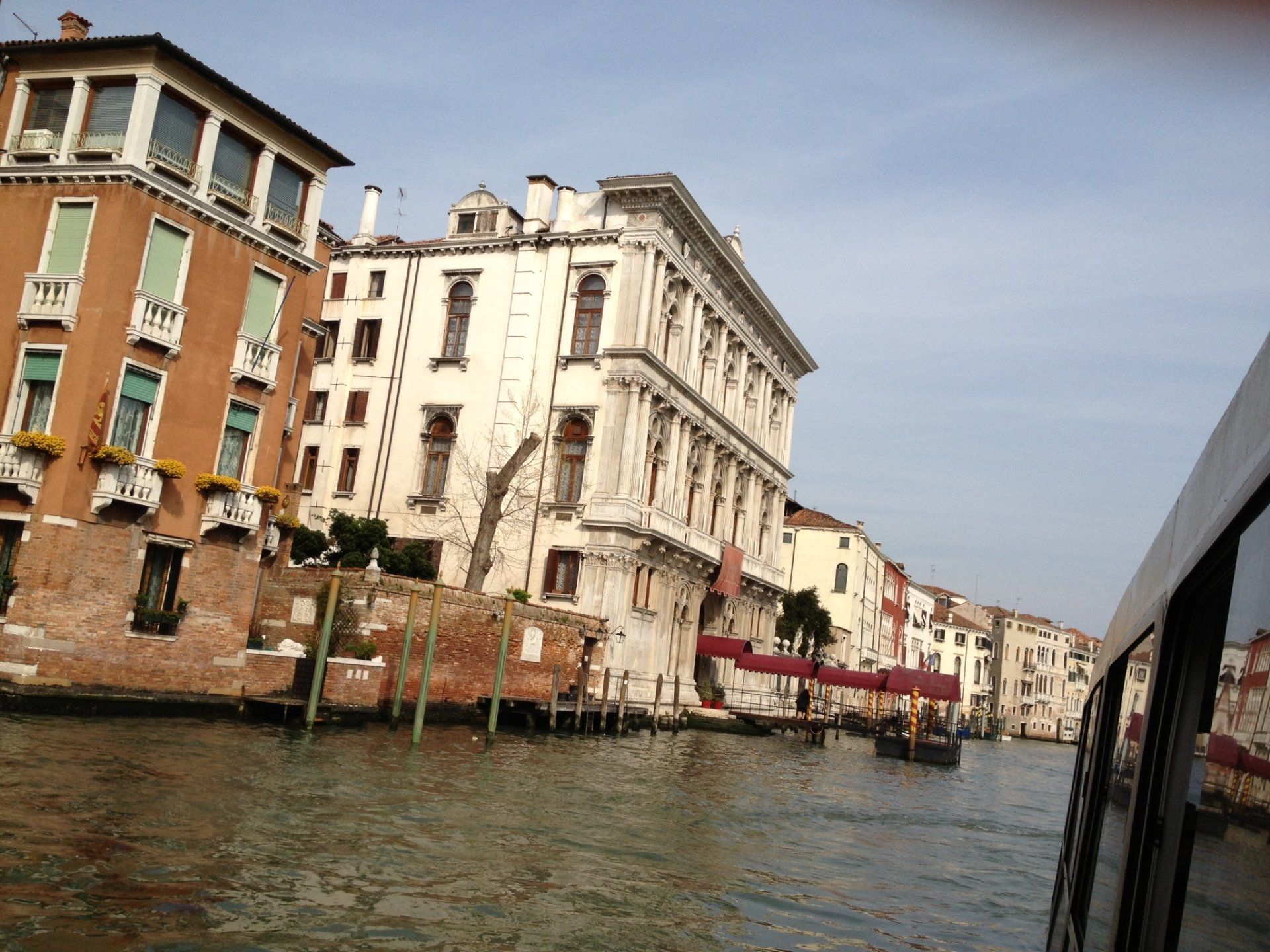 Eine Reihe von Gebäuden entlang eines Gewässers