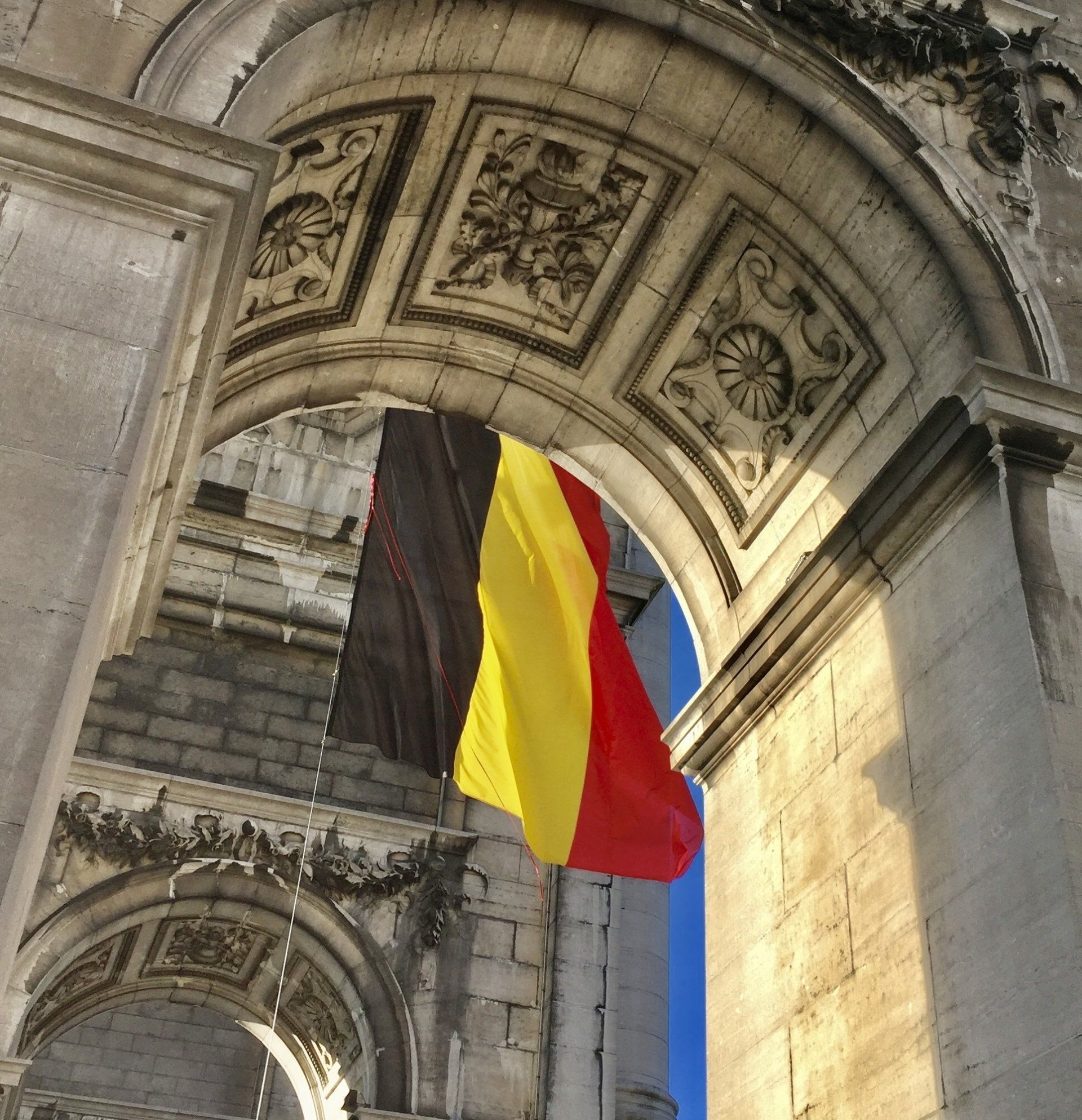 Unter einem Torbogen weht eine rot-gelb-schwarze Flagge