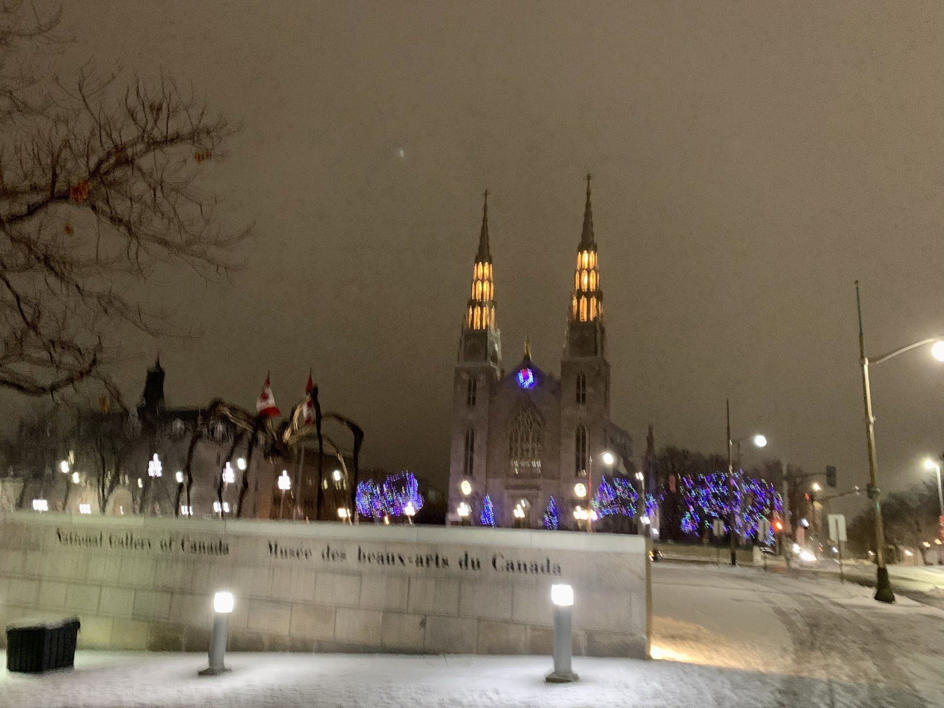 Eine verschneite Straße mit einer großen Kirche im Hintergrund