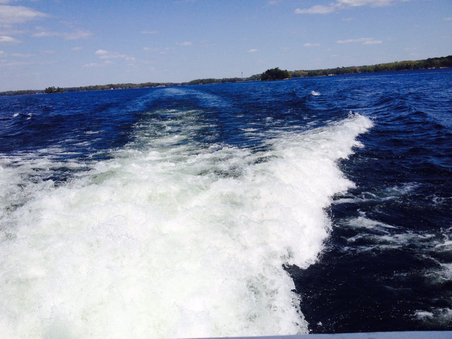 Ein Boot schwimmt auf einer großen Wassermasse.