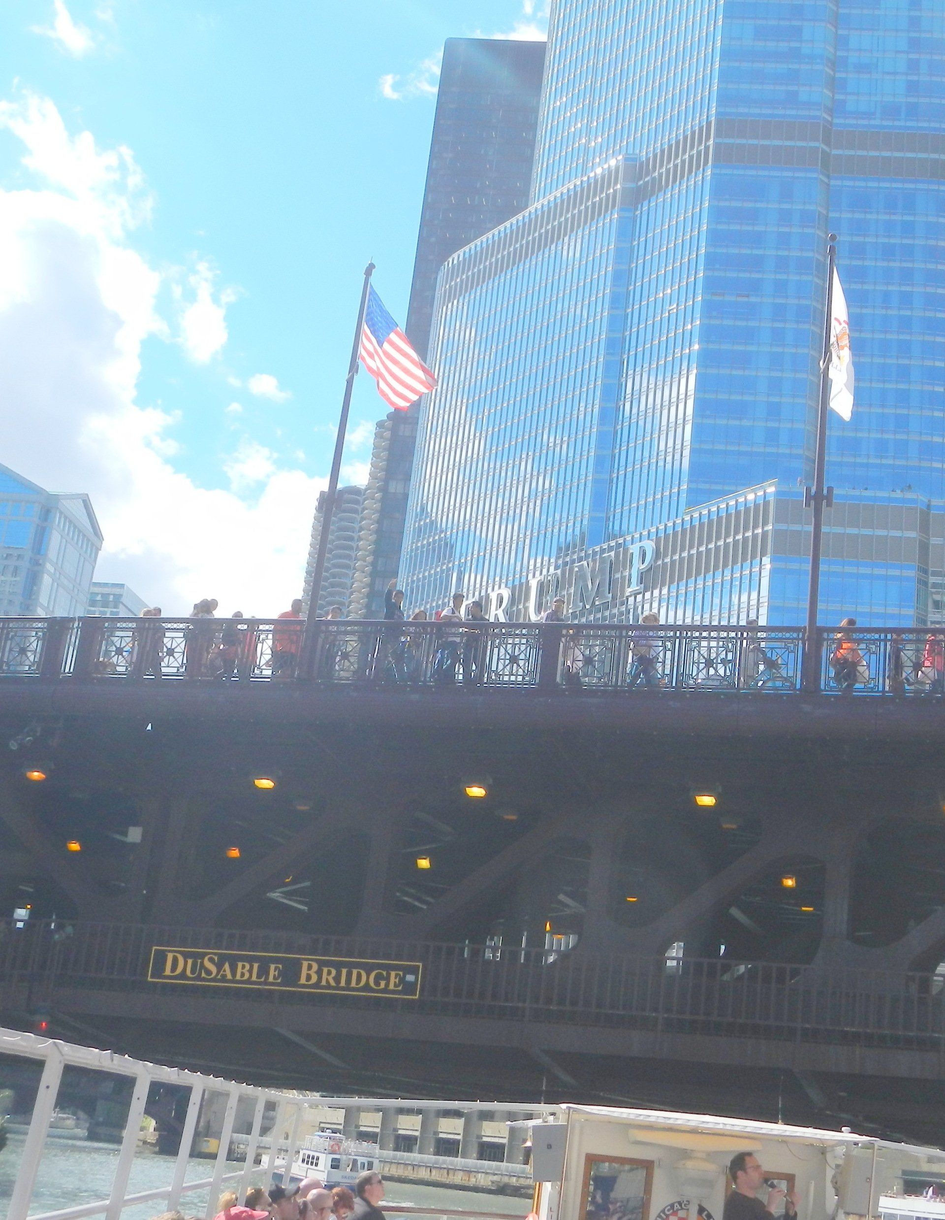 Brücke vor gebäude mit us flaggen