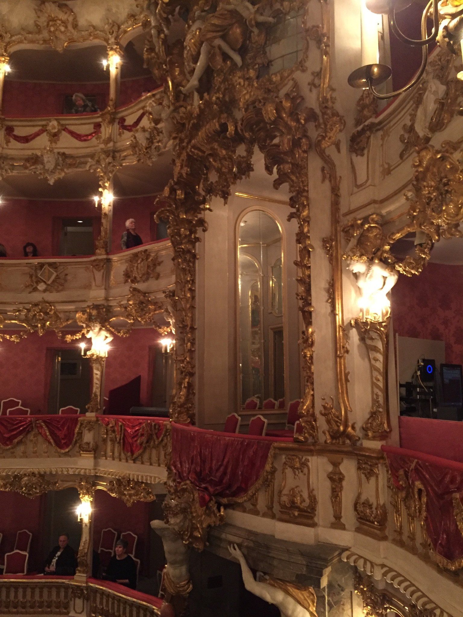 Ein sehr kunstvolles Theater mit einem großen Spiegel an der Wand