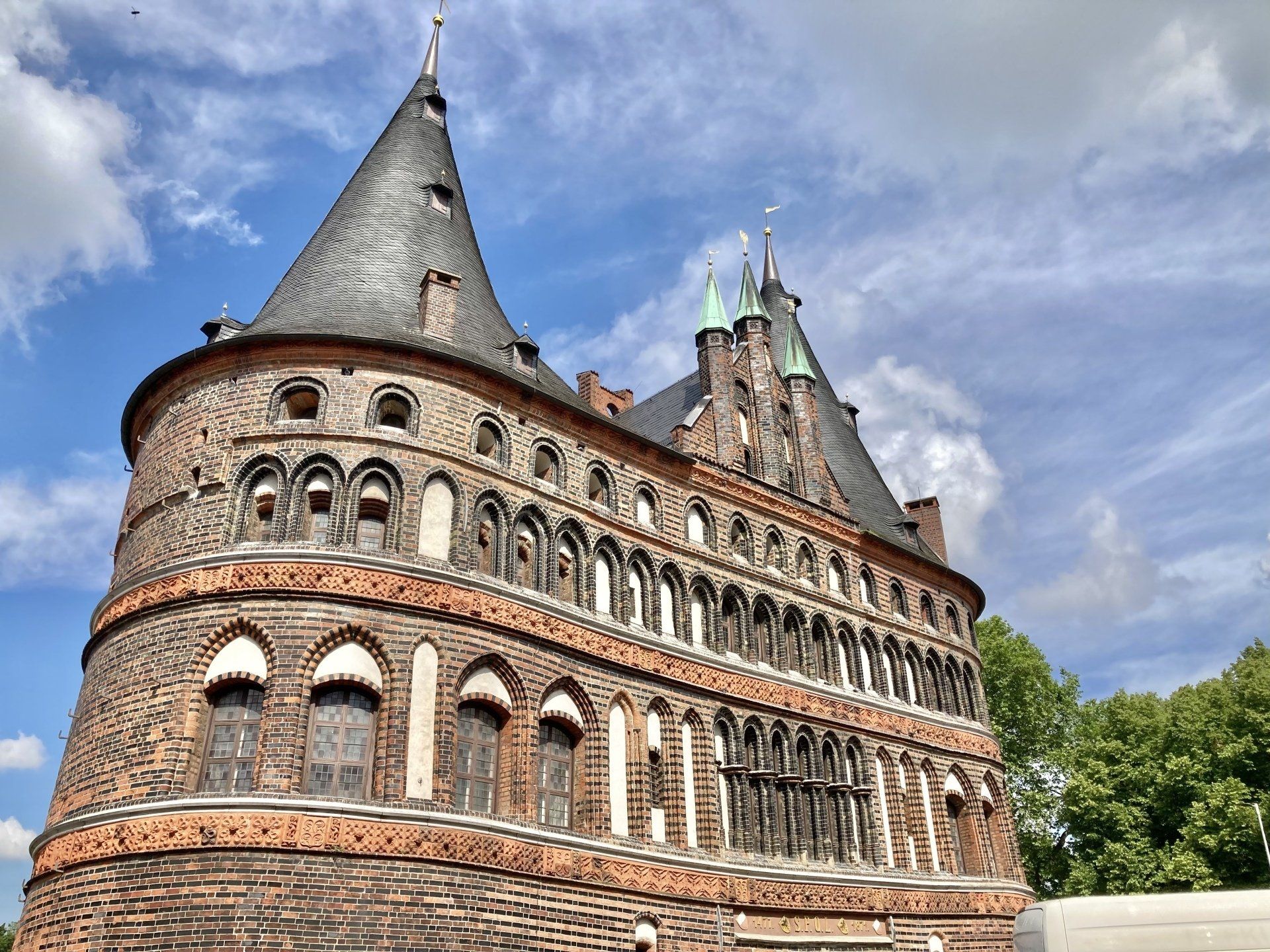 Ein großes Backsteingebäude mit einem Turm darauf