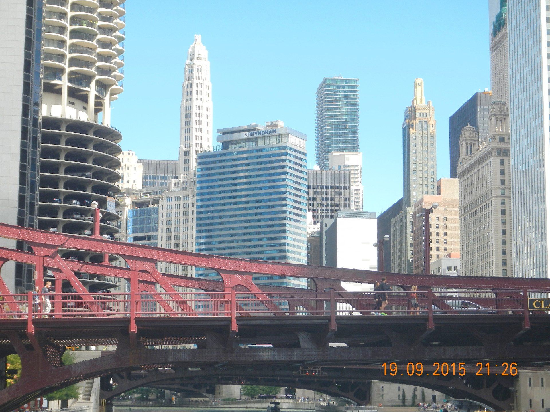 Eine Brücke über einen Fluss mit der Skyline einer Stadt im Hintergrund