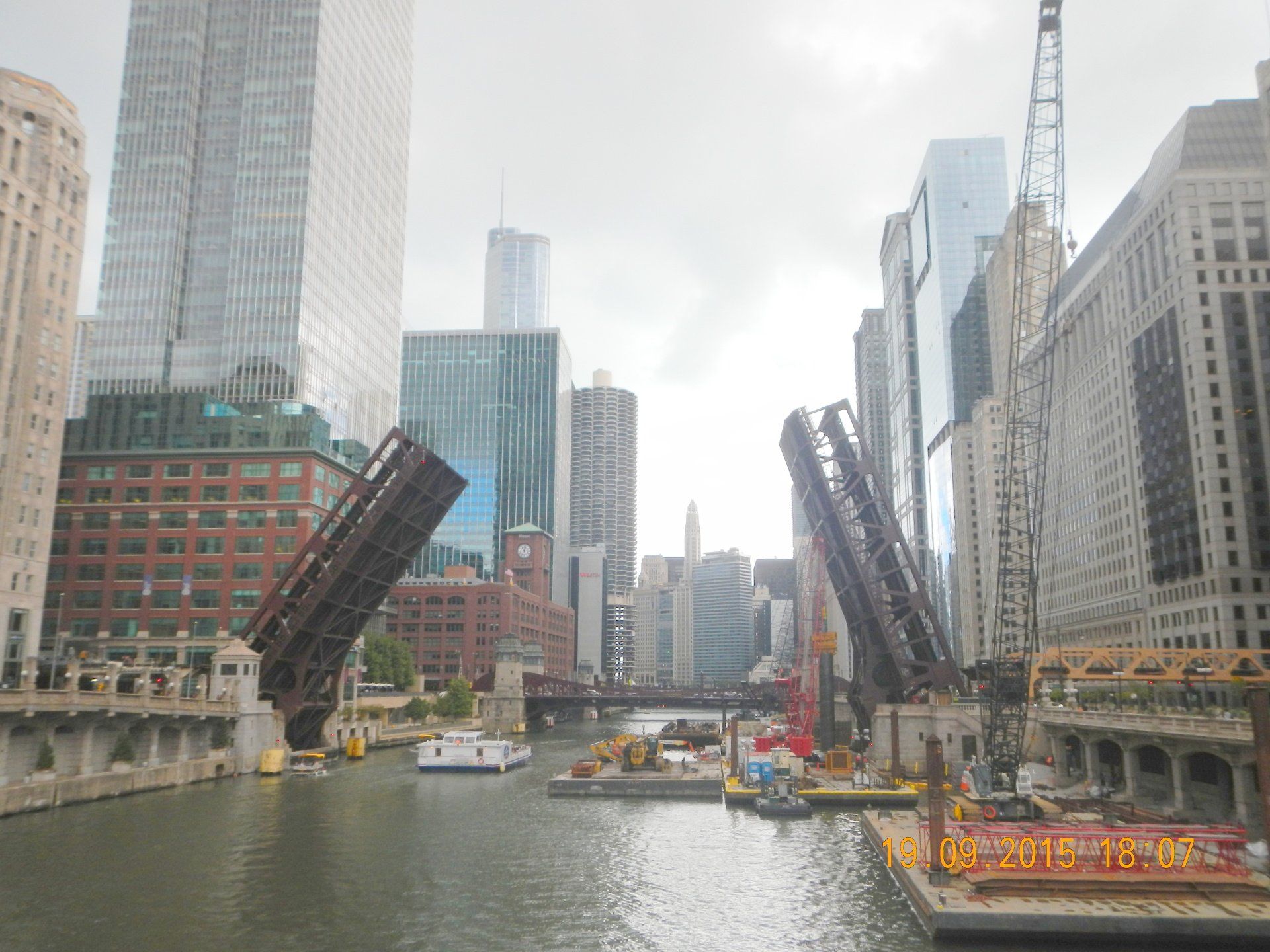 Eine Brücke über einen Fluss in einer Stadt mit dem Datum 10 04 2012