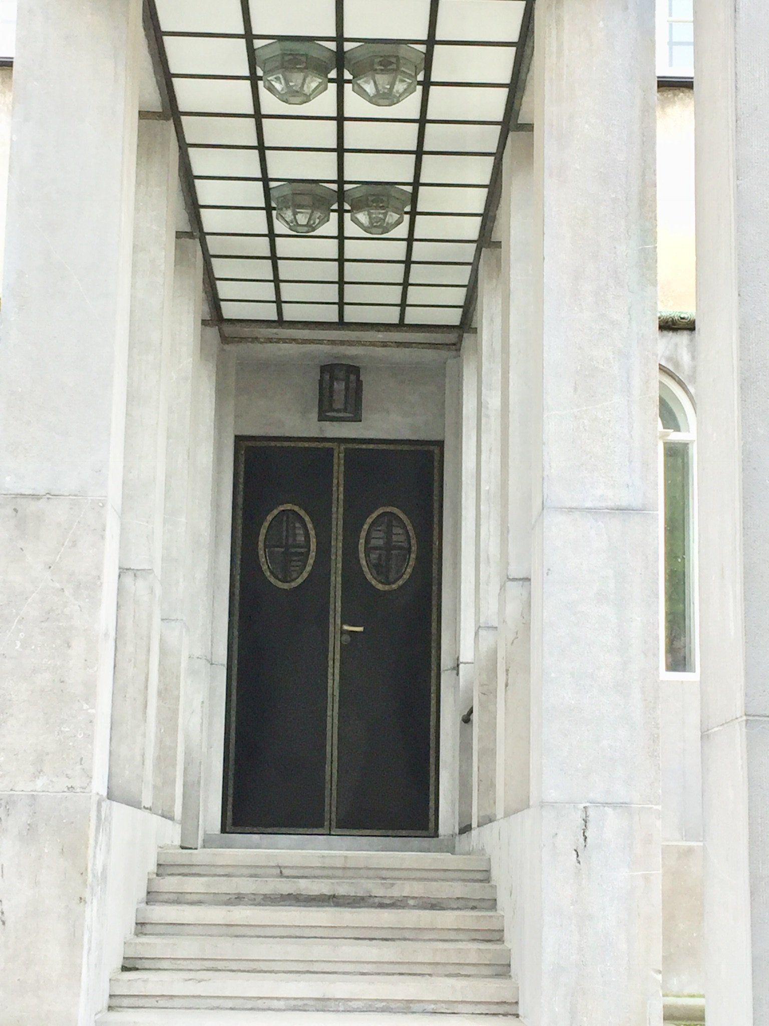 Ein Gebäude mit einer Treppe, die zu einer Tür hinaufführt