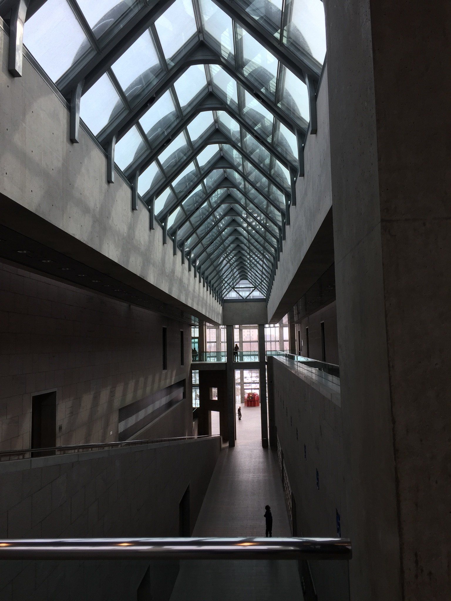 Ein sehr langer Flur mit Glasdecke