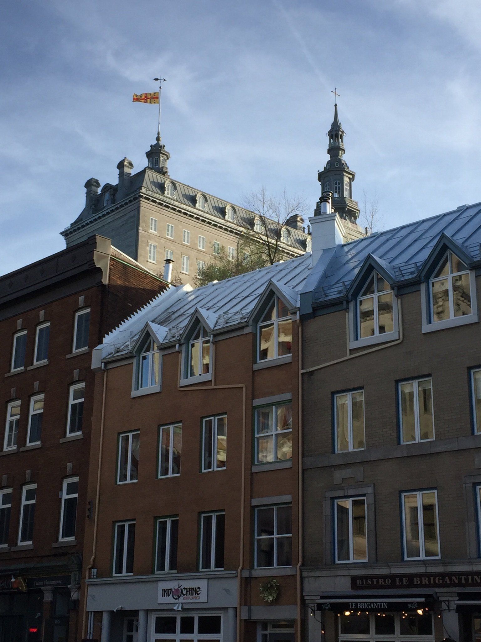 Ein großes Gebäude mit einer Flagge darauf