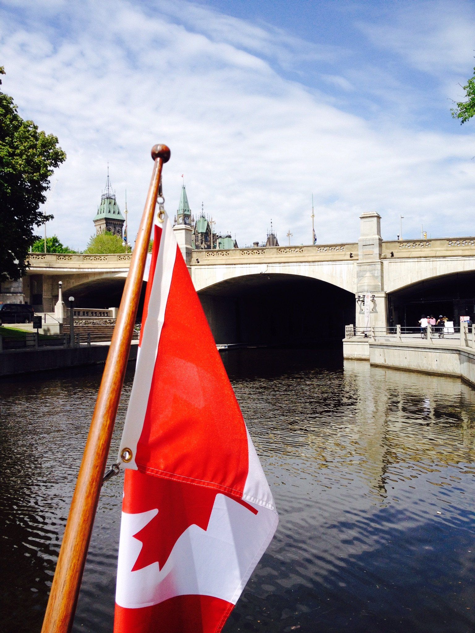 Eine kanadische Flagge weht vor einer Brücke