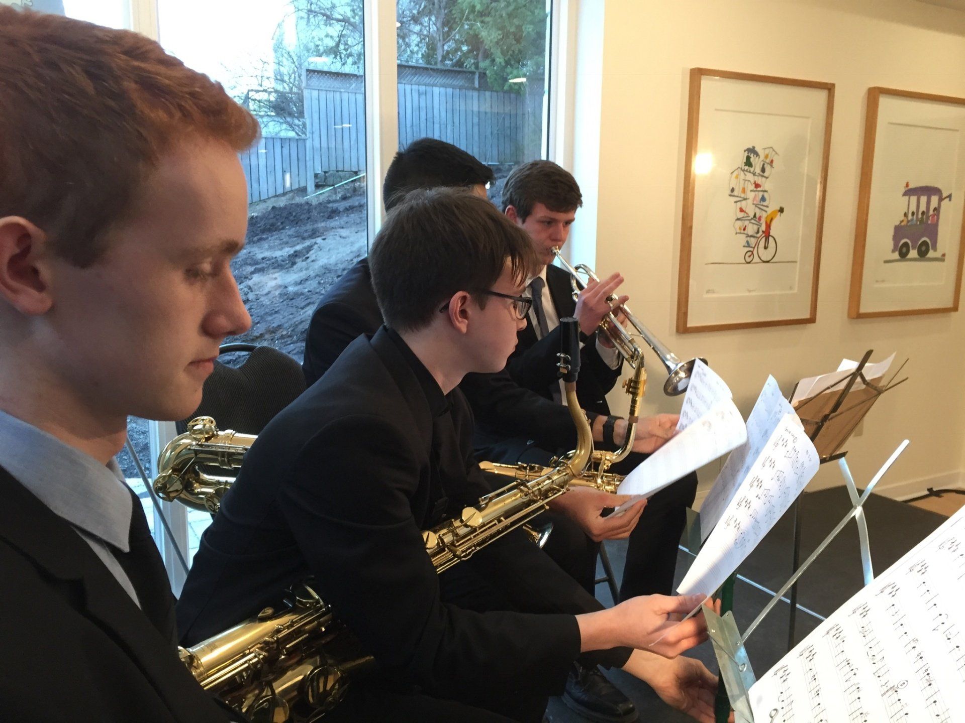 Eine Gruppe von Männern spielt Instrumente in einem Raum