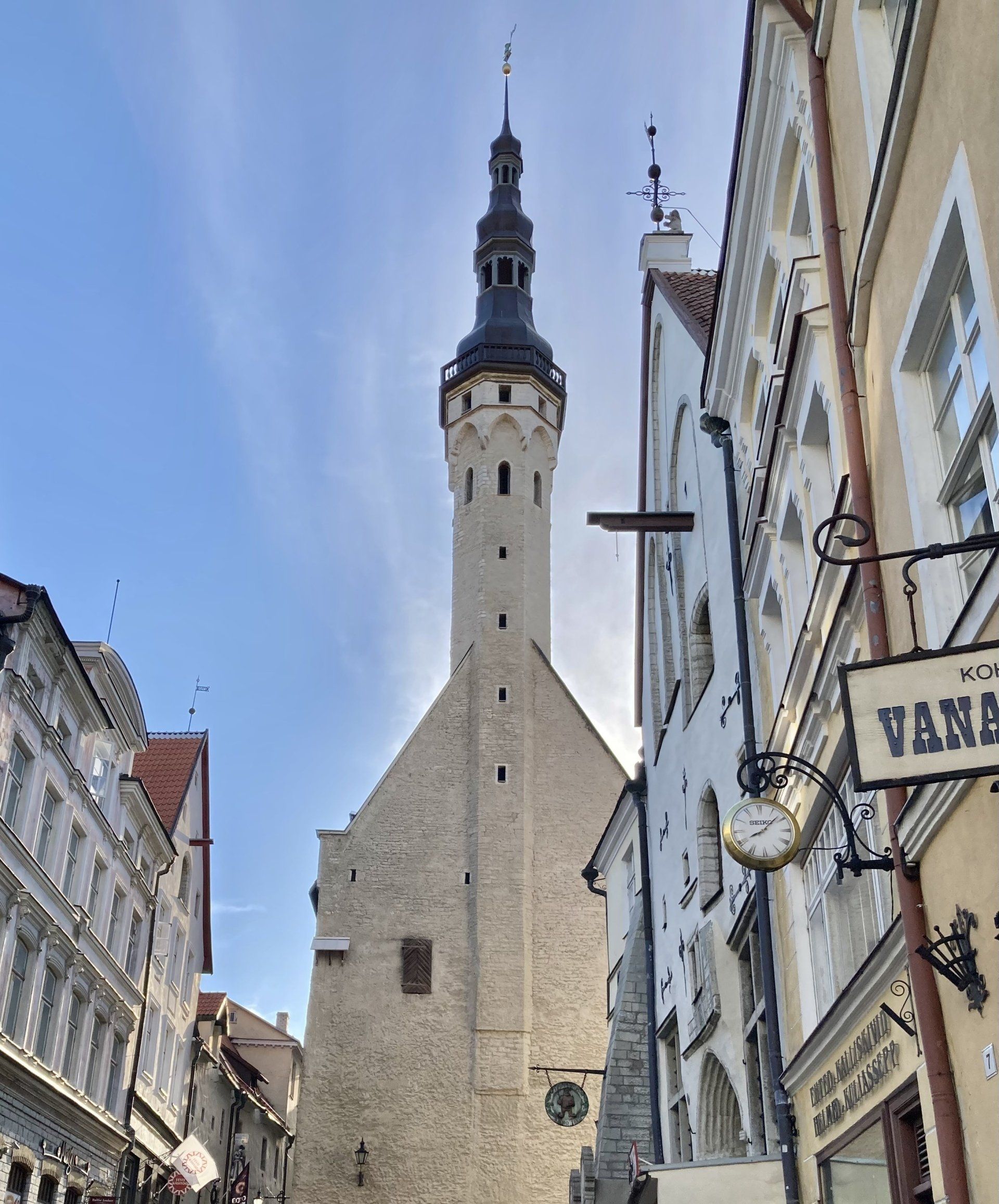 Ein Uhrturm mit einem Schild mit der Aufschrift „Vana“ darauf