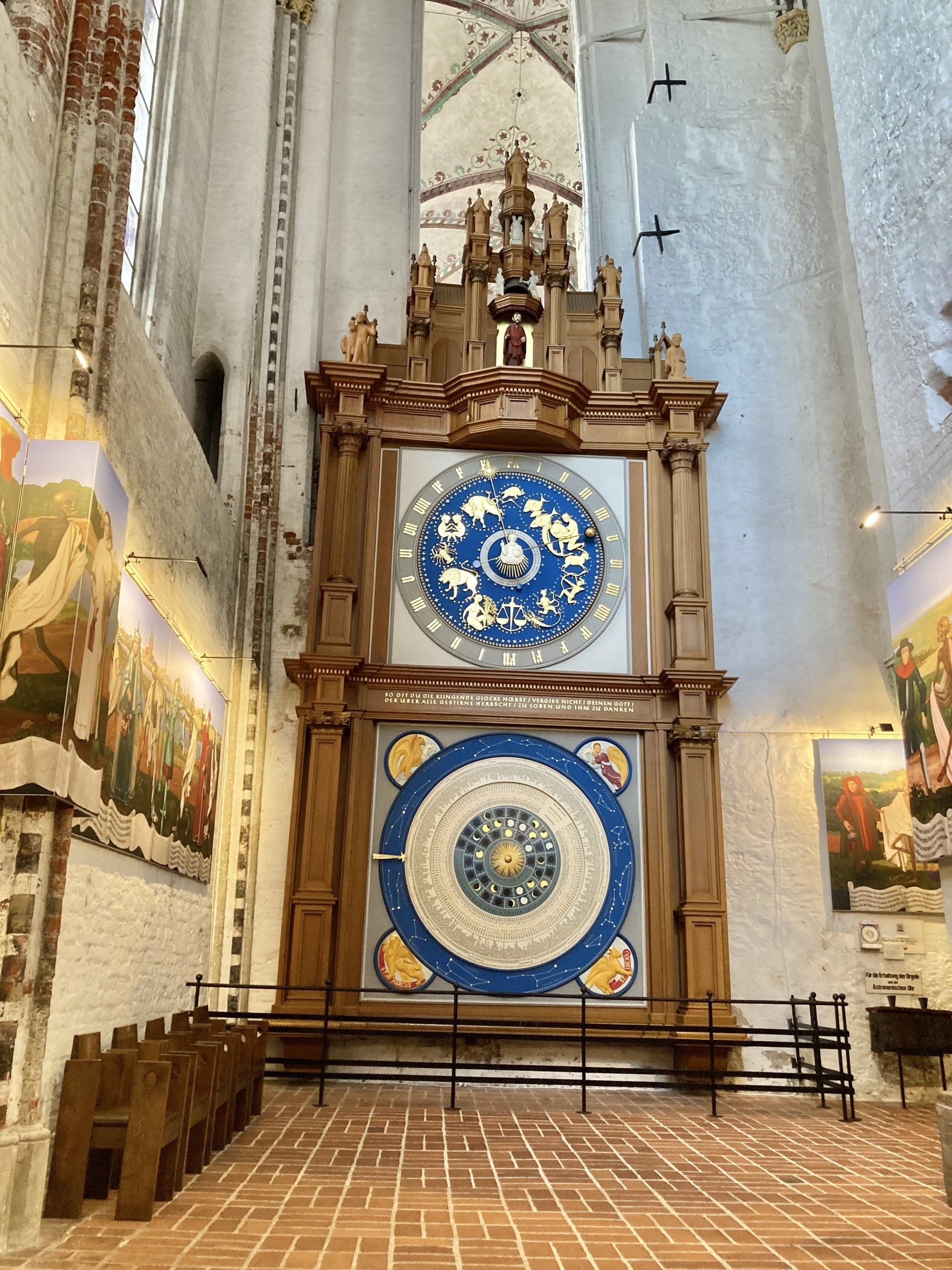 In der mitte des raumes hängt eine große uhr.