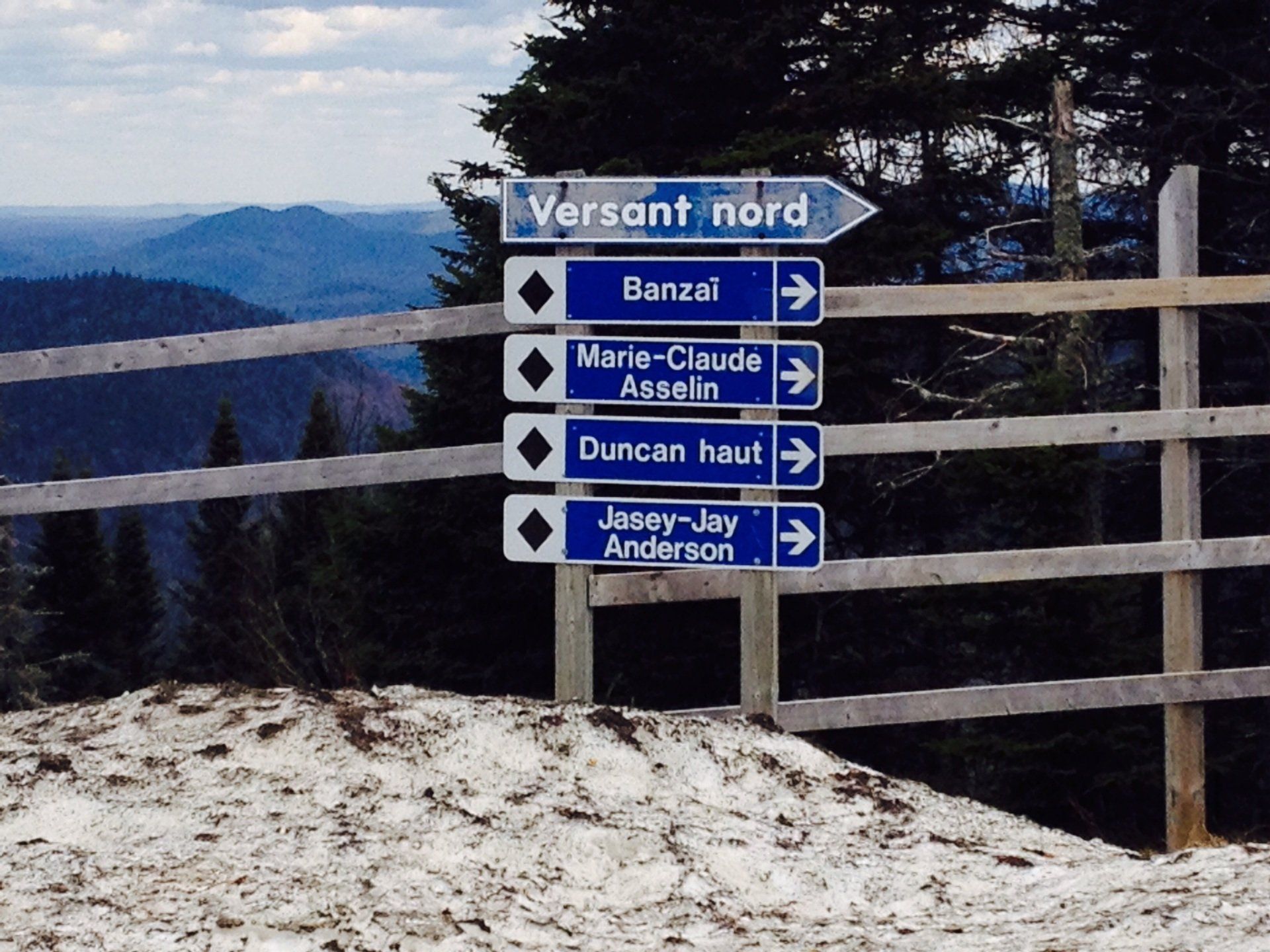 Ein Schild mit der Aufschrift „Versant Nord“
