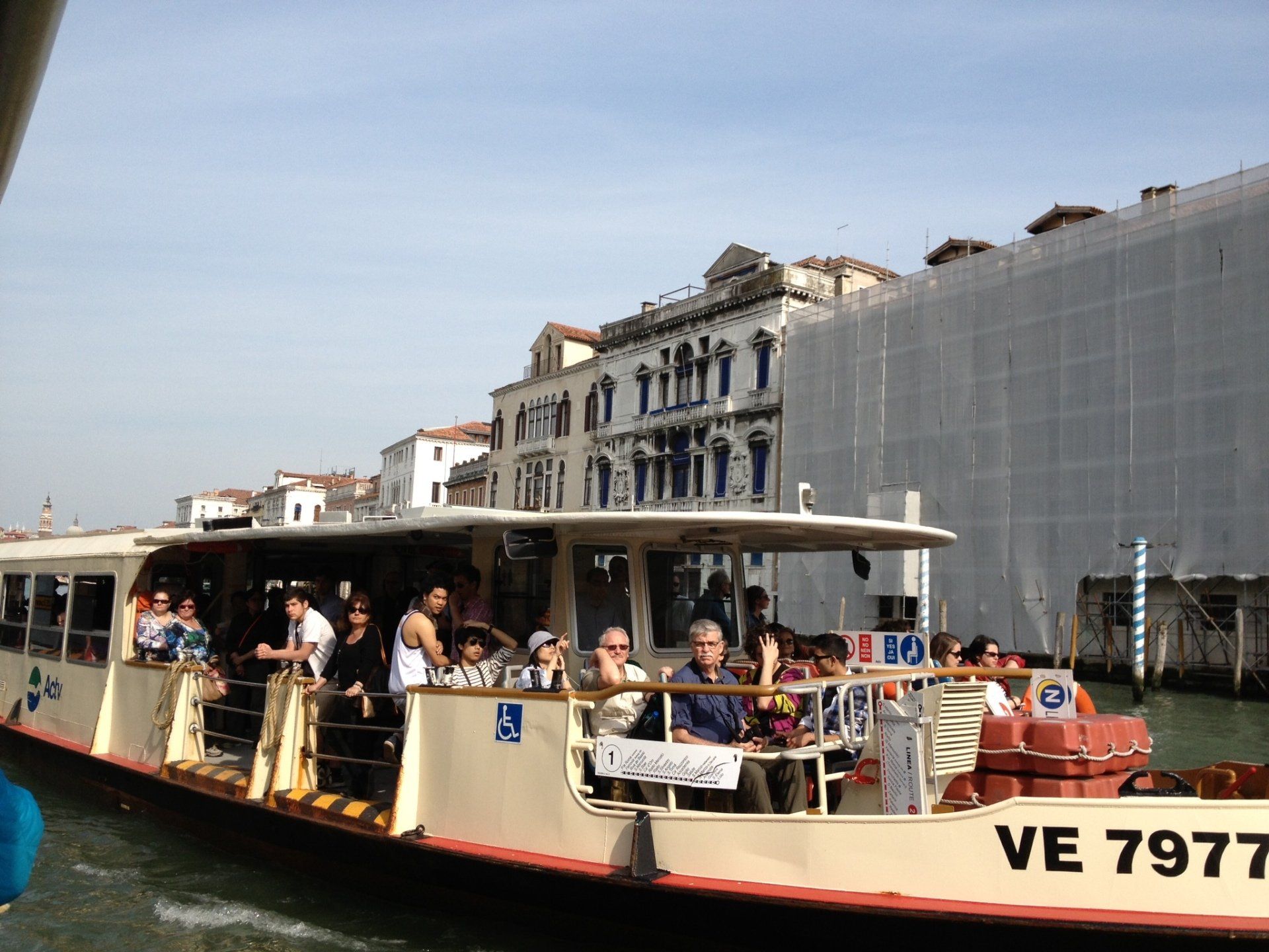 Ein Boot mit der Nummer ve 7977 auf der Seite