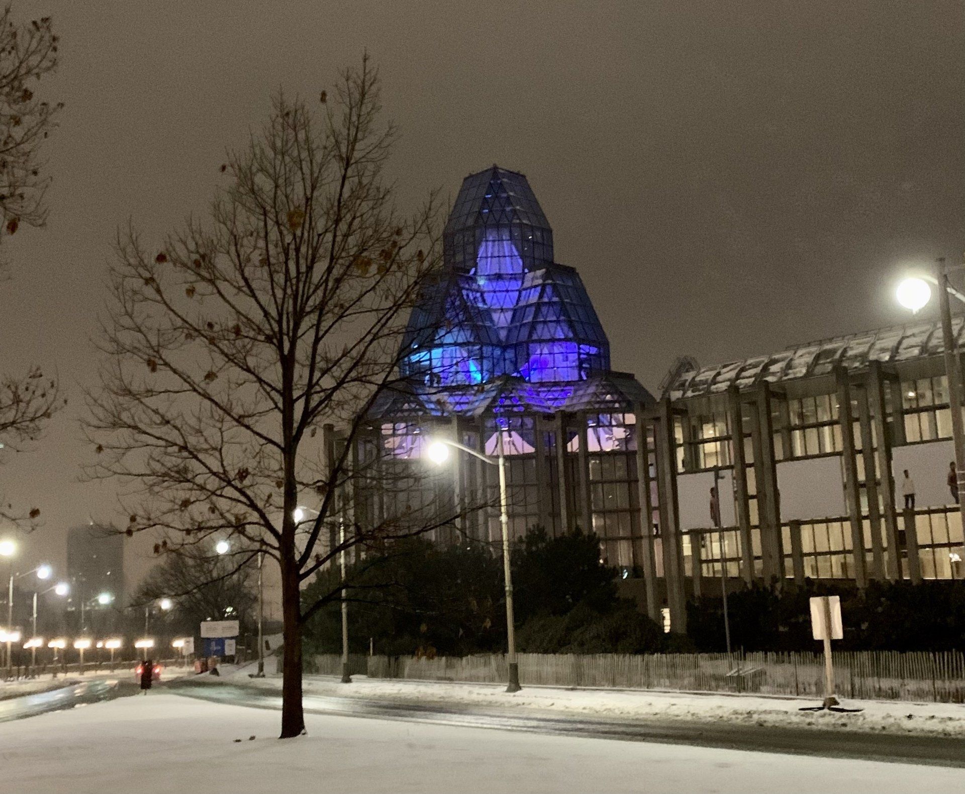 Ein großes Gebäude wird nachts mit blauen Lichtern beleuchtet
