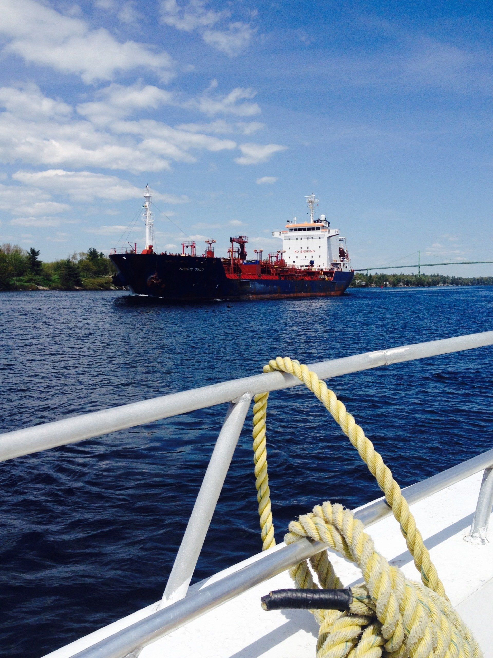 Ein großes Schiff schwimmt auf einem Gewässer