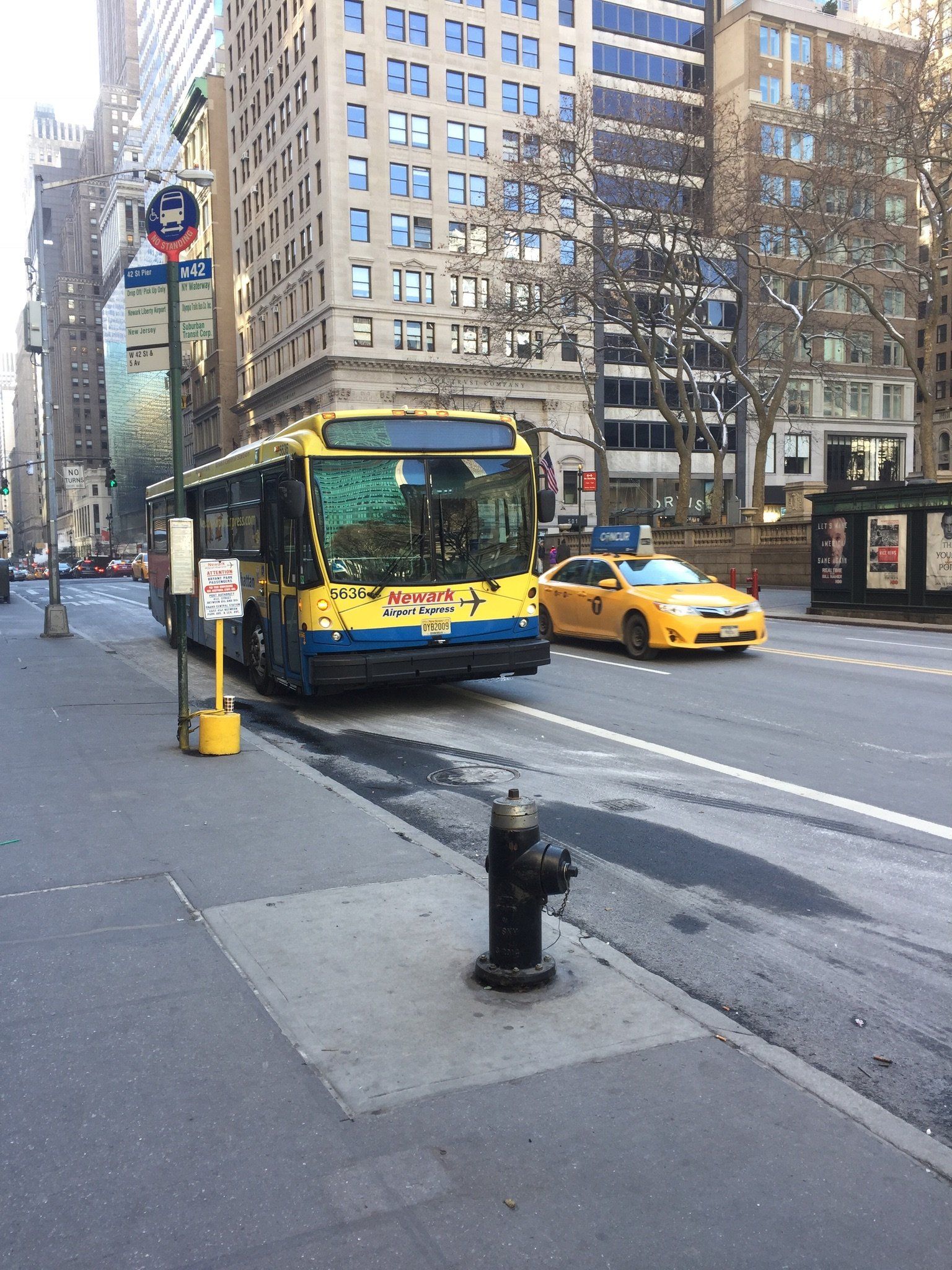 Ein gelber Bus fährt eine Stadtstraße entlang