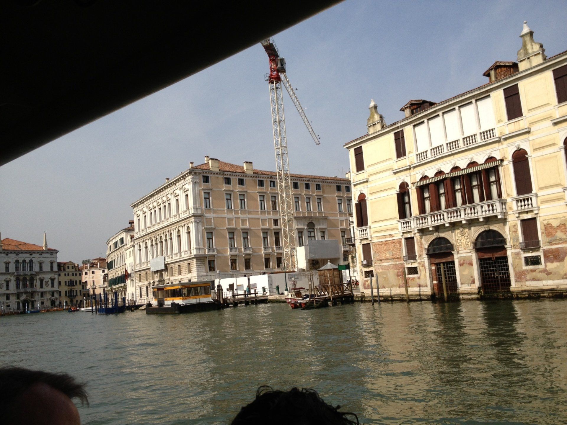 Neben einem Gewässer wird ein großes Gebäude errichtet