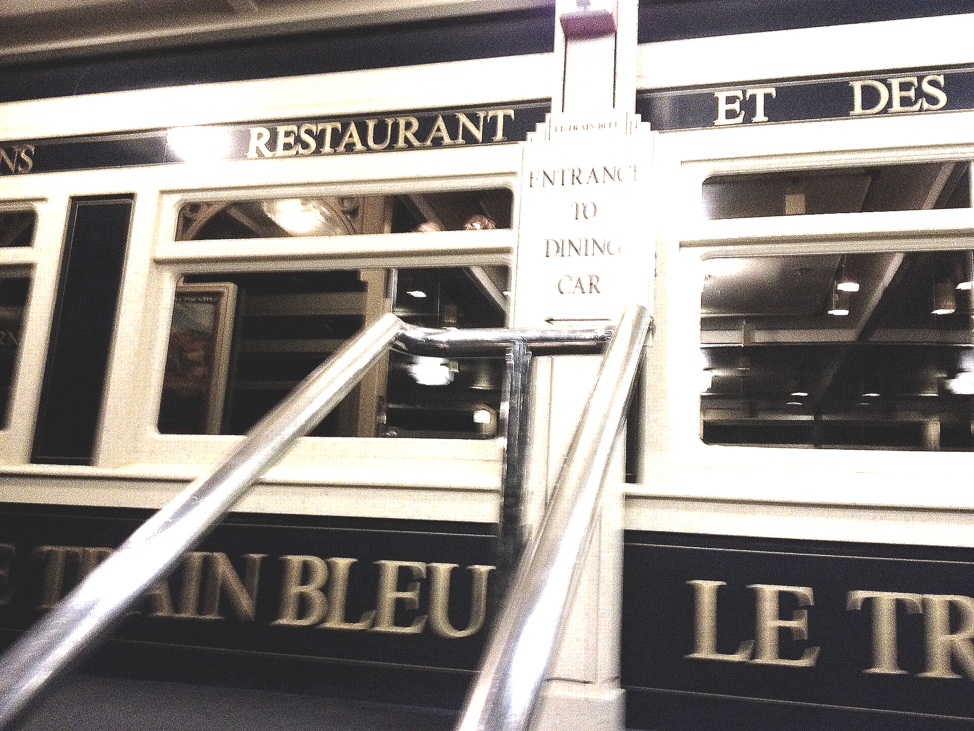 Treppe führt zu einem Restaurant namens Le Train Bleu