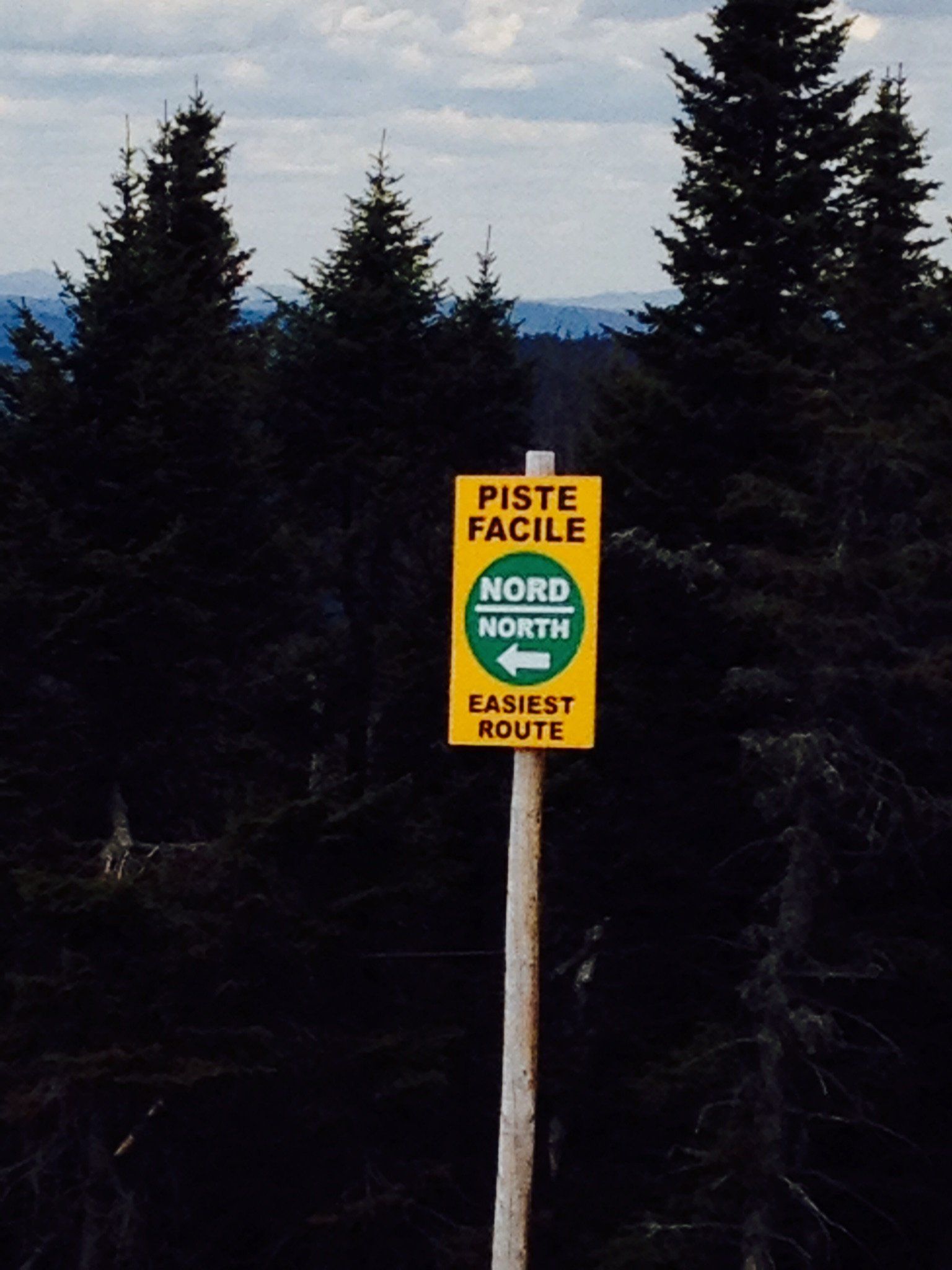 Ein gelbes Schild mit der Aufschrift „Piste facile“