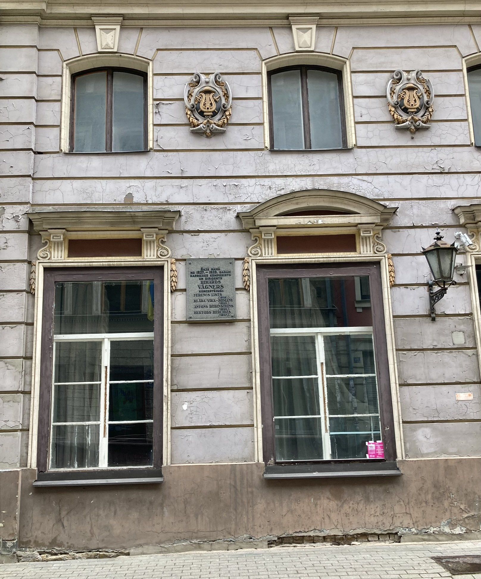 Ein Gebäude mit einer Plakette, auf der 