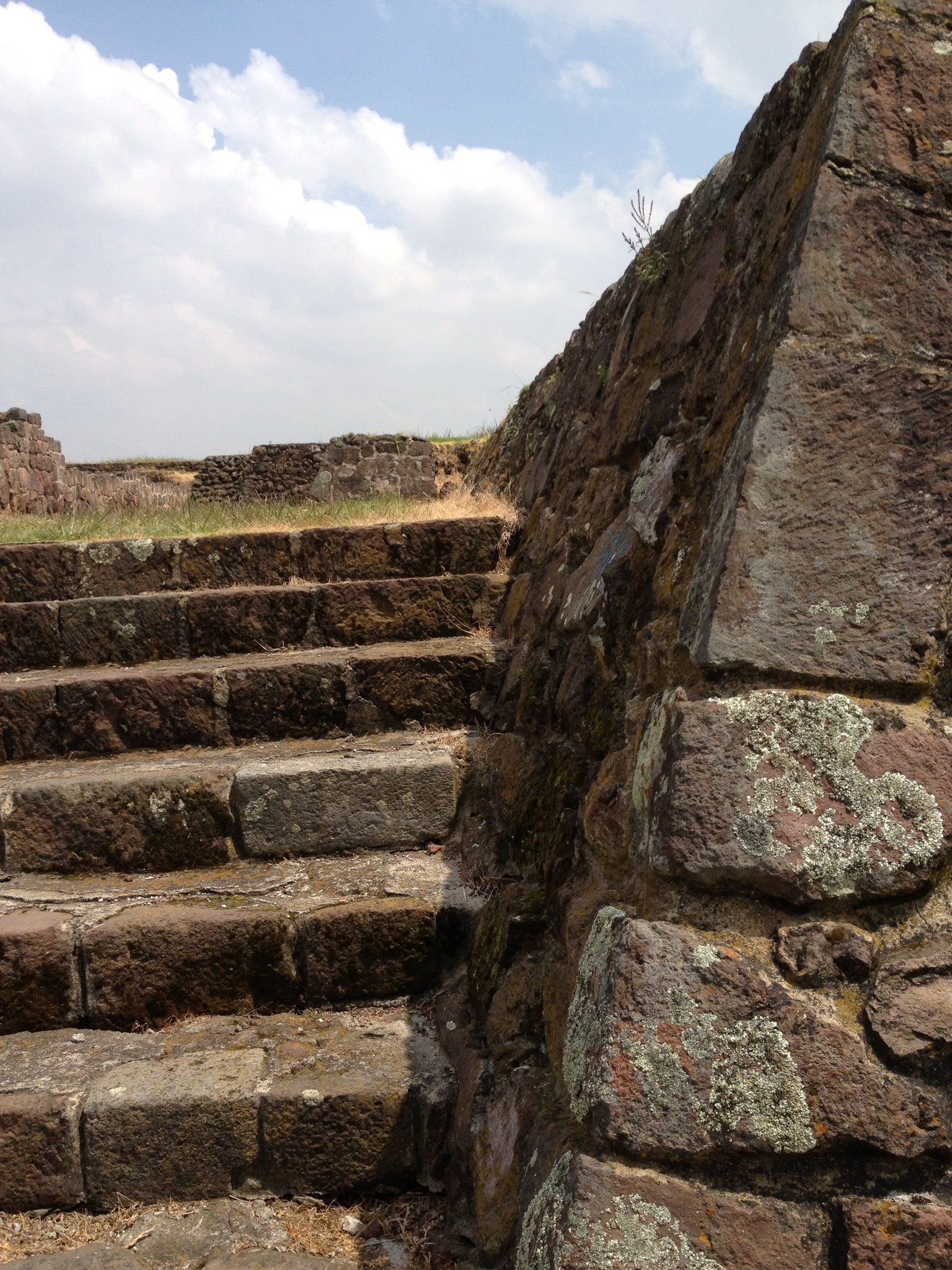 Eine Steinmauer mit Treppen, die hinaufführen