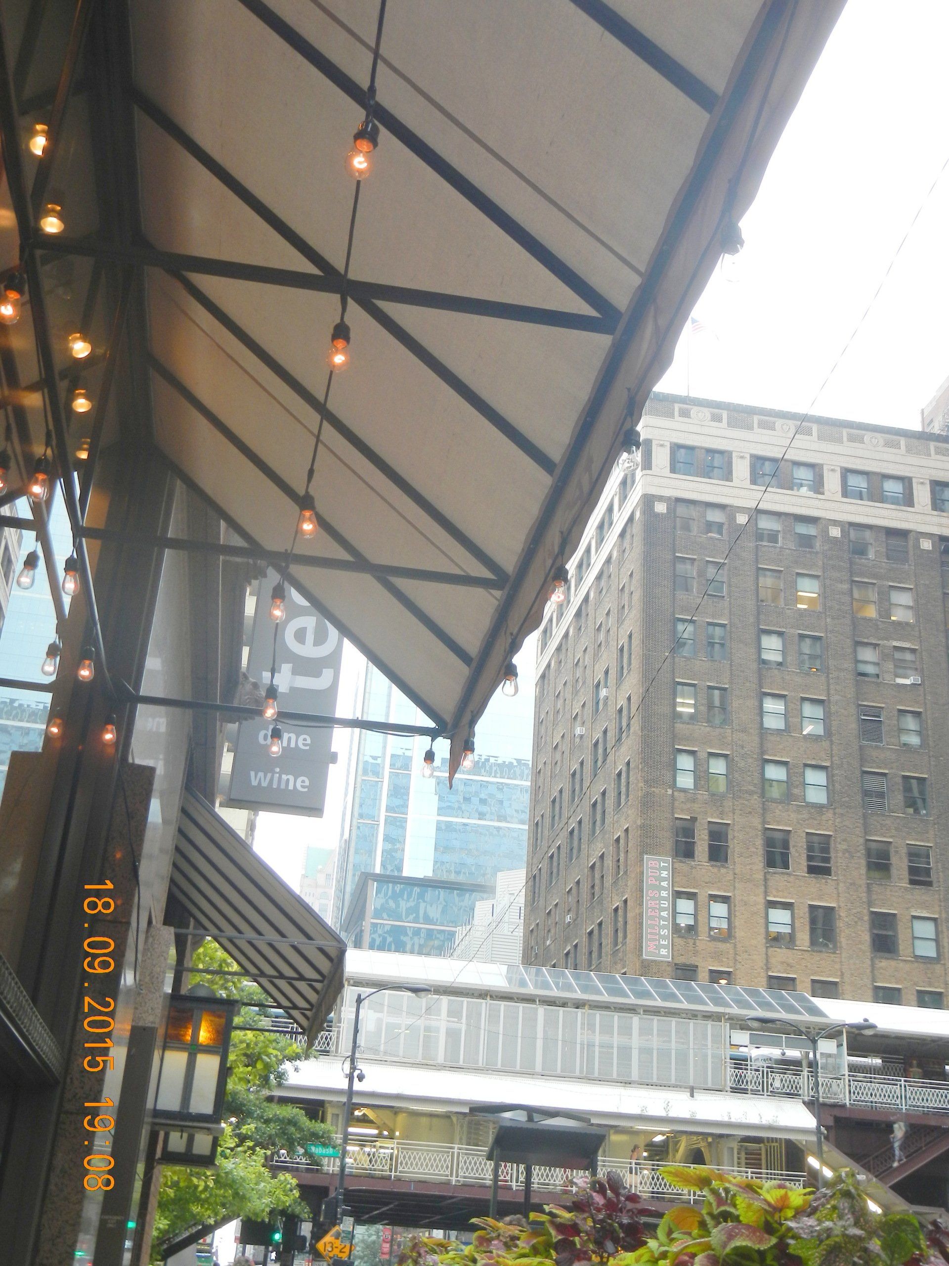 Ein Gebäude mit einem Schild, auf dem steht: „Te“