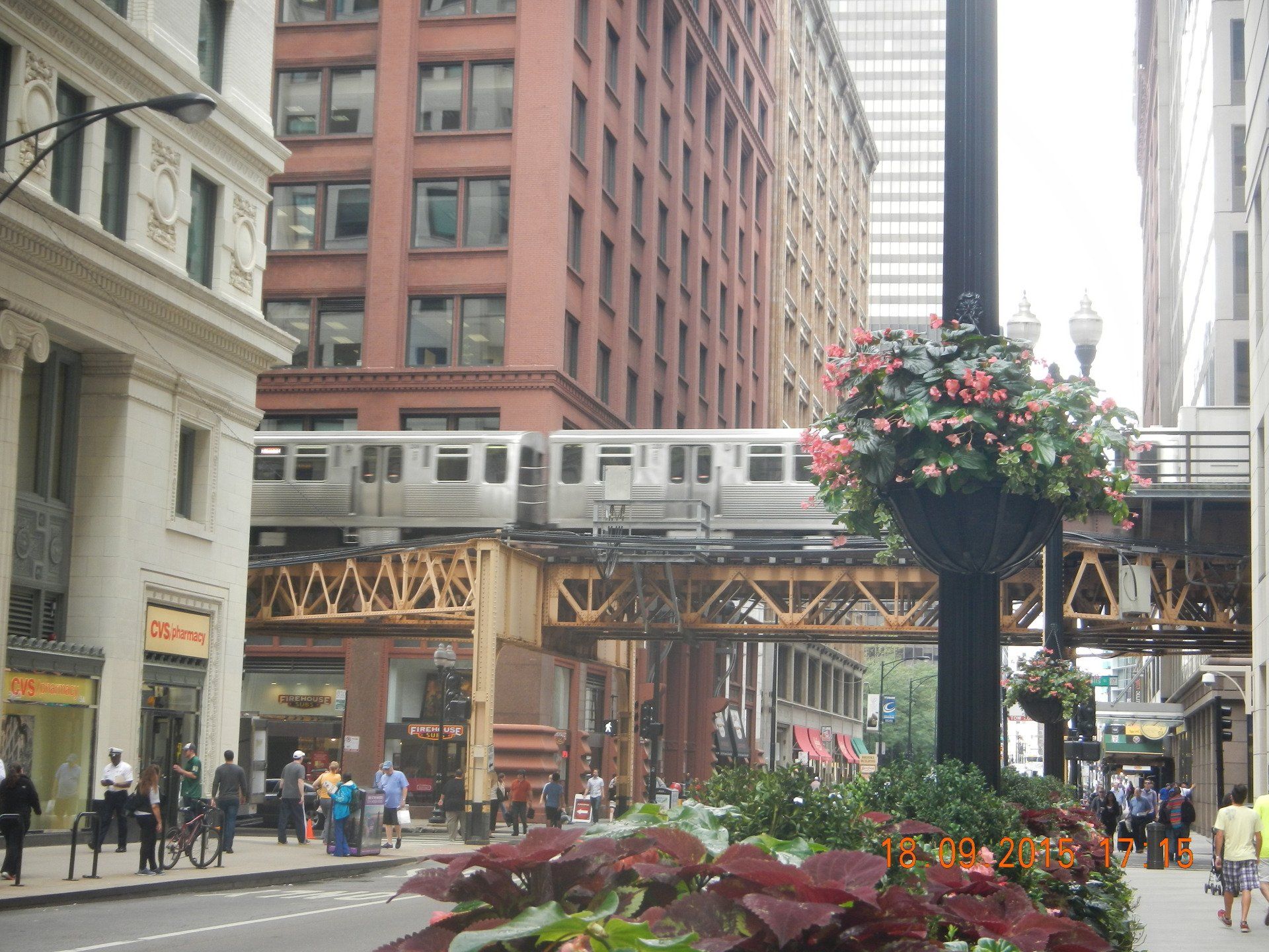 Ein Zug fährt über eine Brücke in einer Stadt