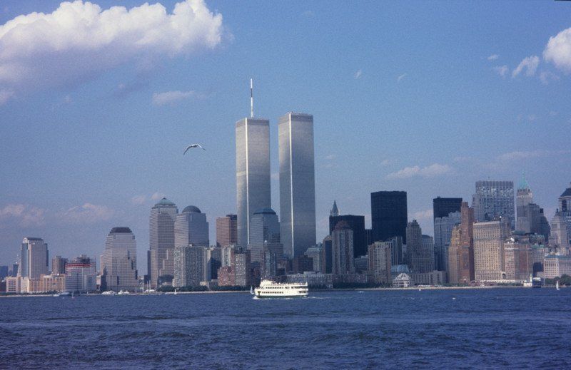 Eine Skyline der Stadt mit den Zwillingstürmen im Hintergrund