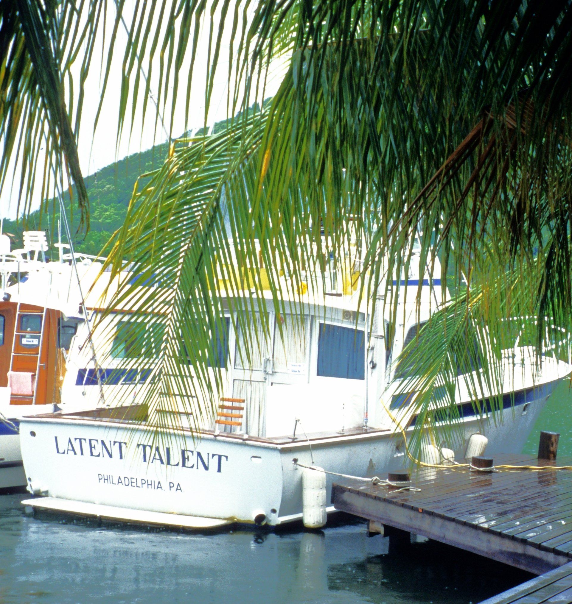 Ein Boot namens Latent Talent liegt an einem Dock