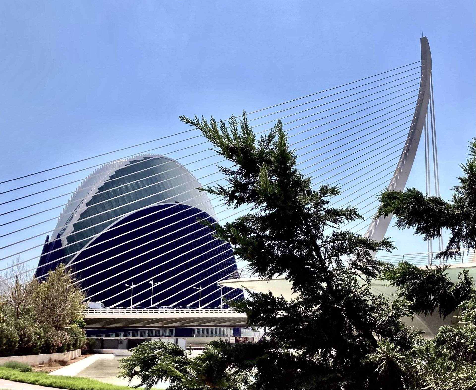 Ein großes Gebäude mit einer Brücke im Hintergrund