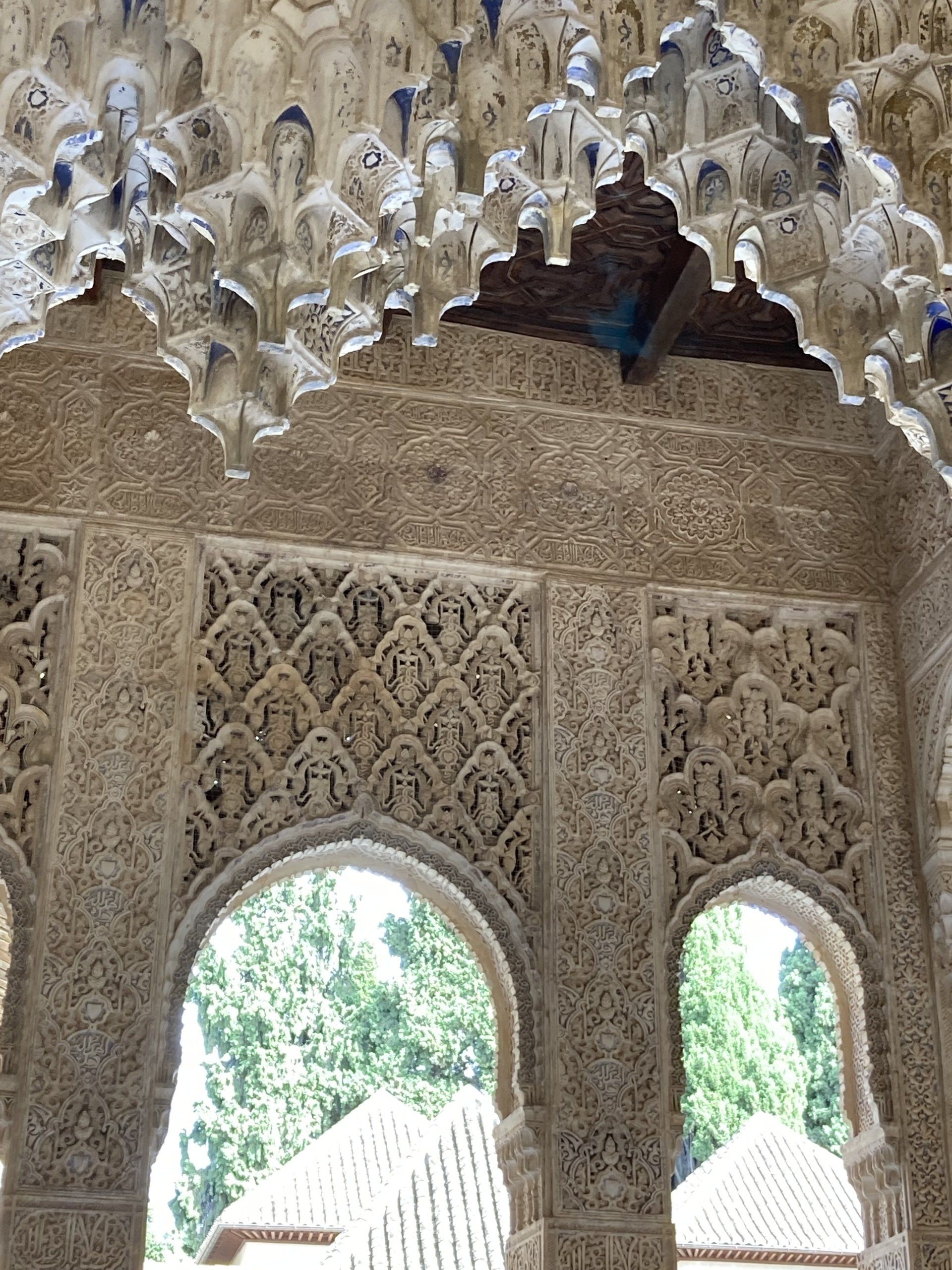 Ein Gebäude mit vielen Schnitzereien