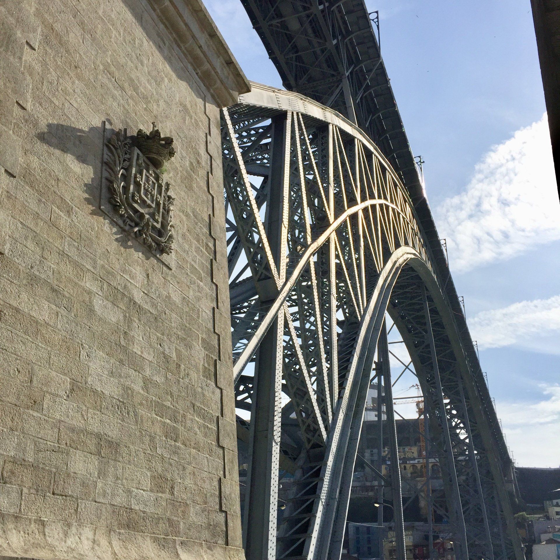Eine Brücke mit einem Wappen an der Seite