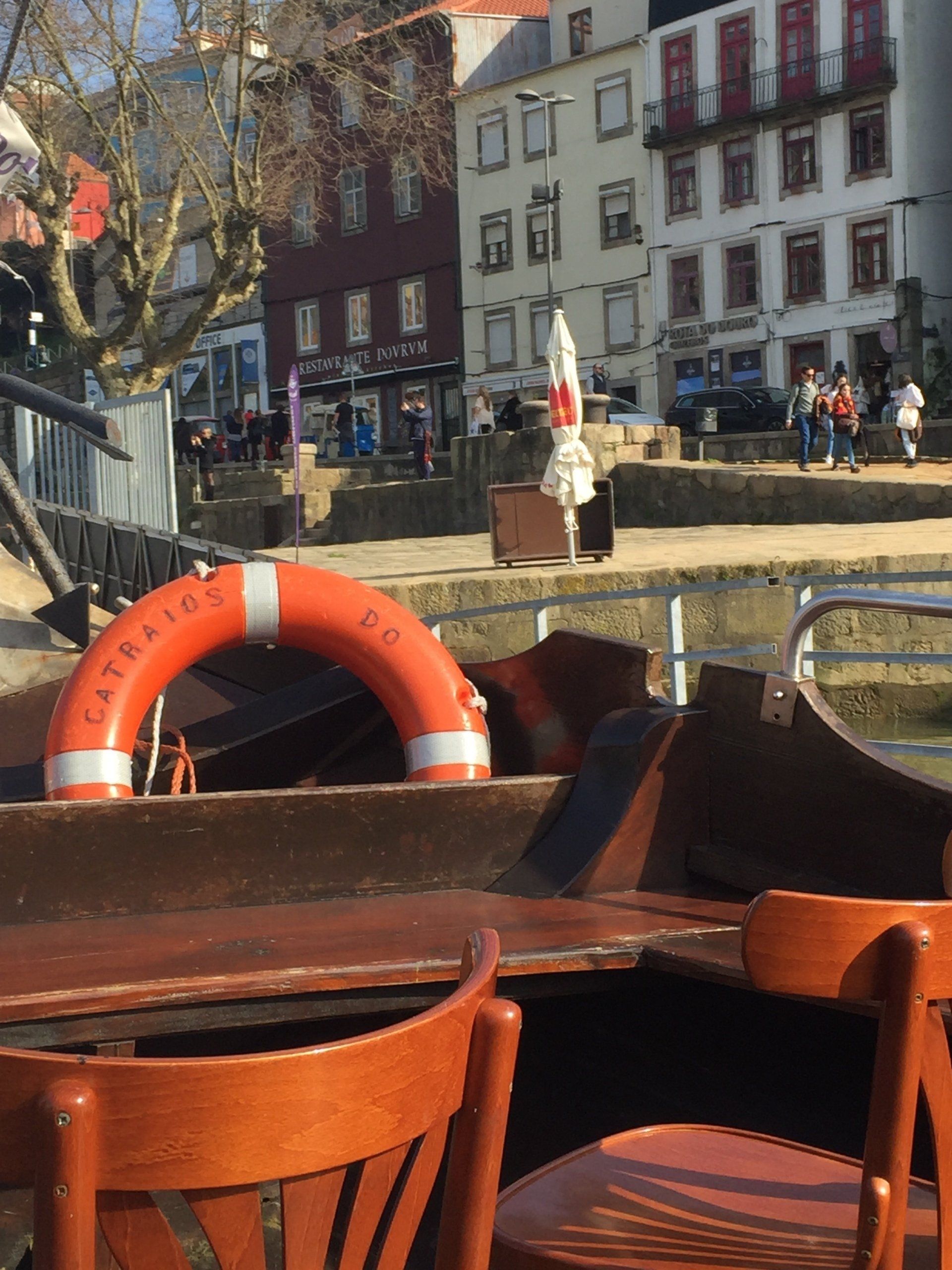 Ein Boot mit einem Rettungsring an der Seite