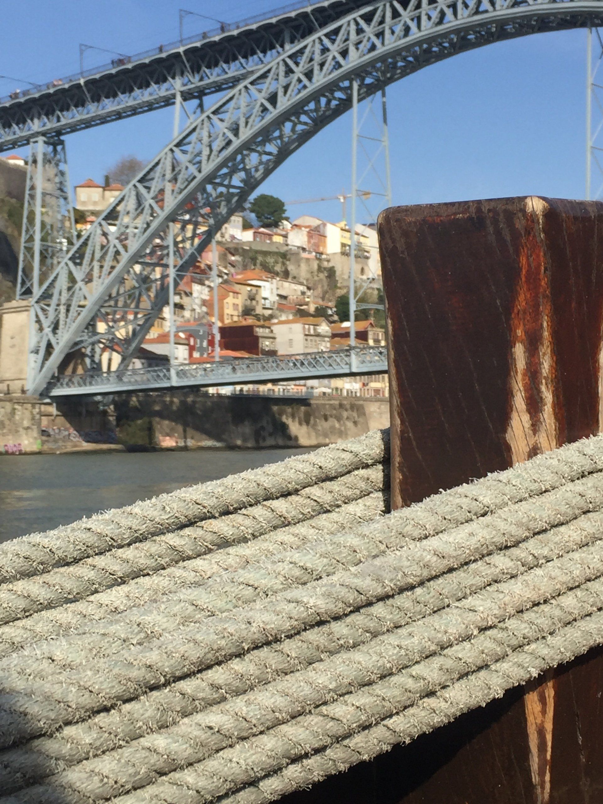 Eine Brücke über ein Gewässer mit einem Seil im Vordergrund