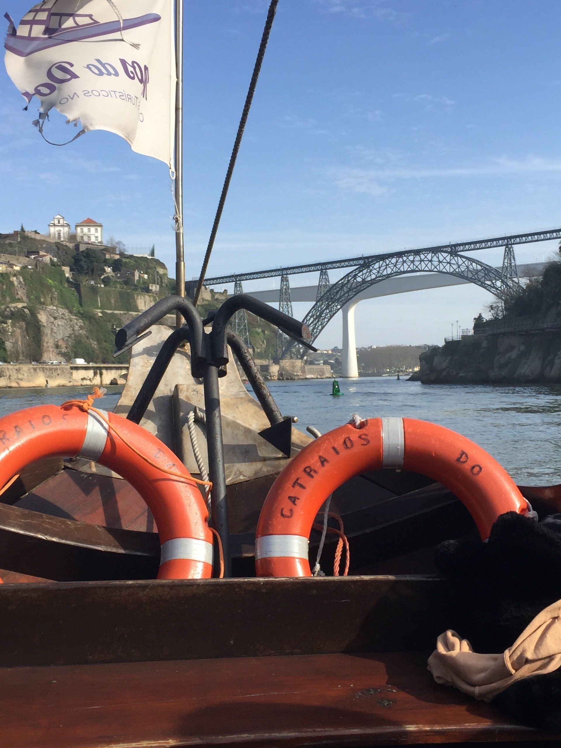 Ein Boot mit einem Rettungsring, auf dem „Cetrato“ steht