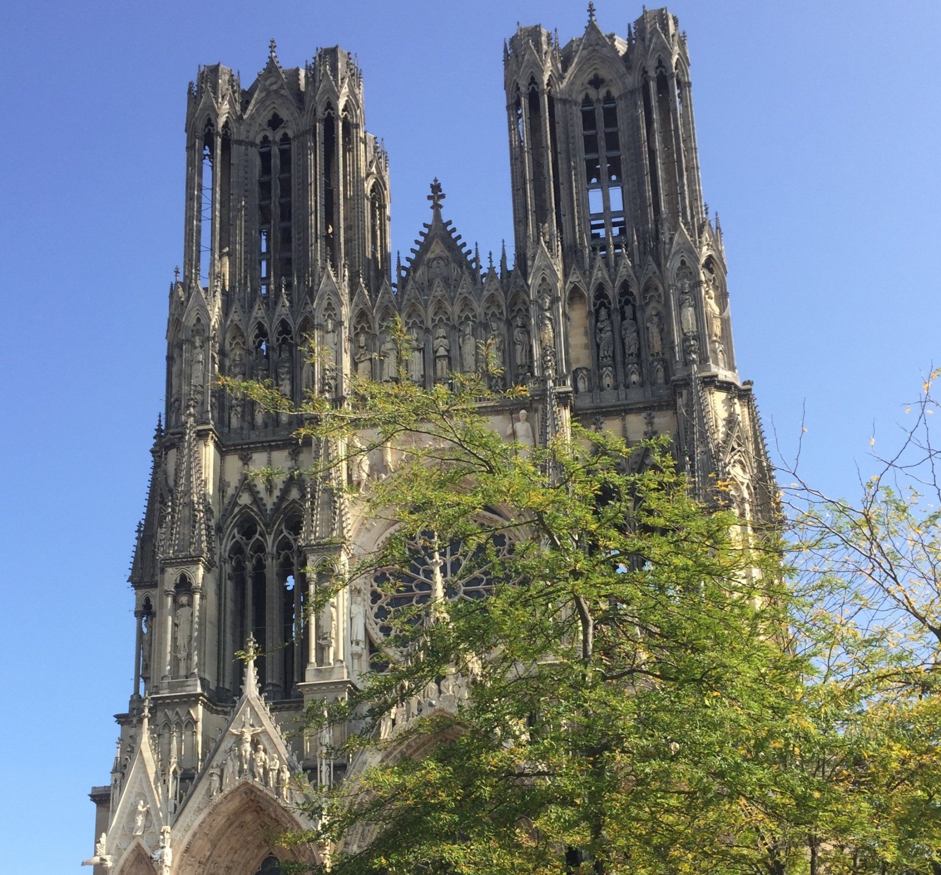 Ein großes Gebäude mit einem blauen Himmel im Hintergrund
