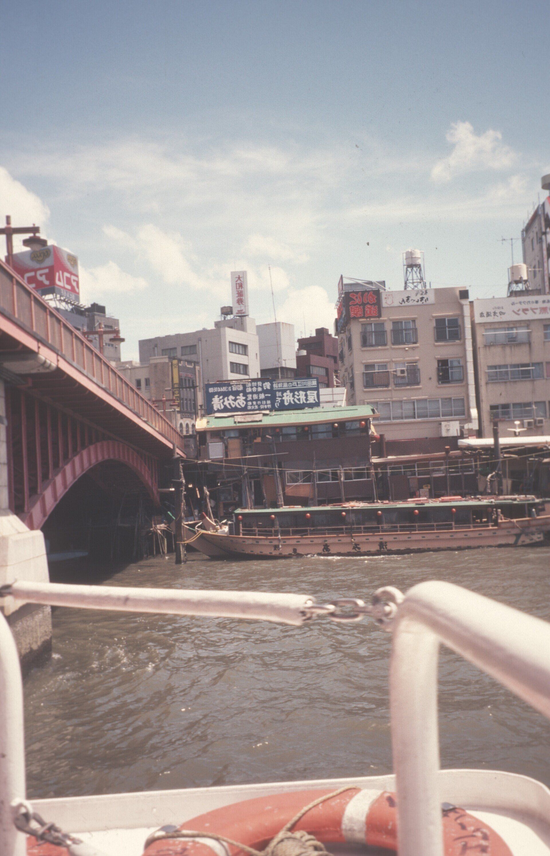 Eine Brücke über ein Gewässer mit Gebäuden im Hintergrund